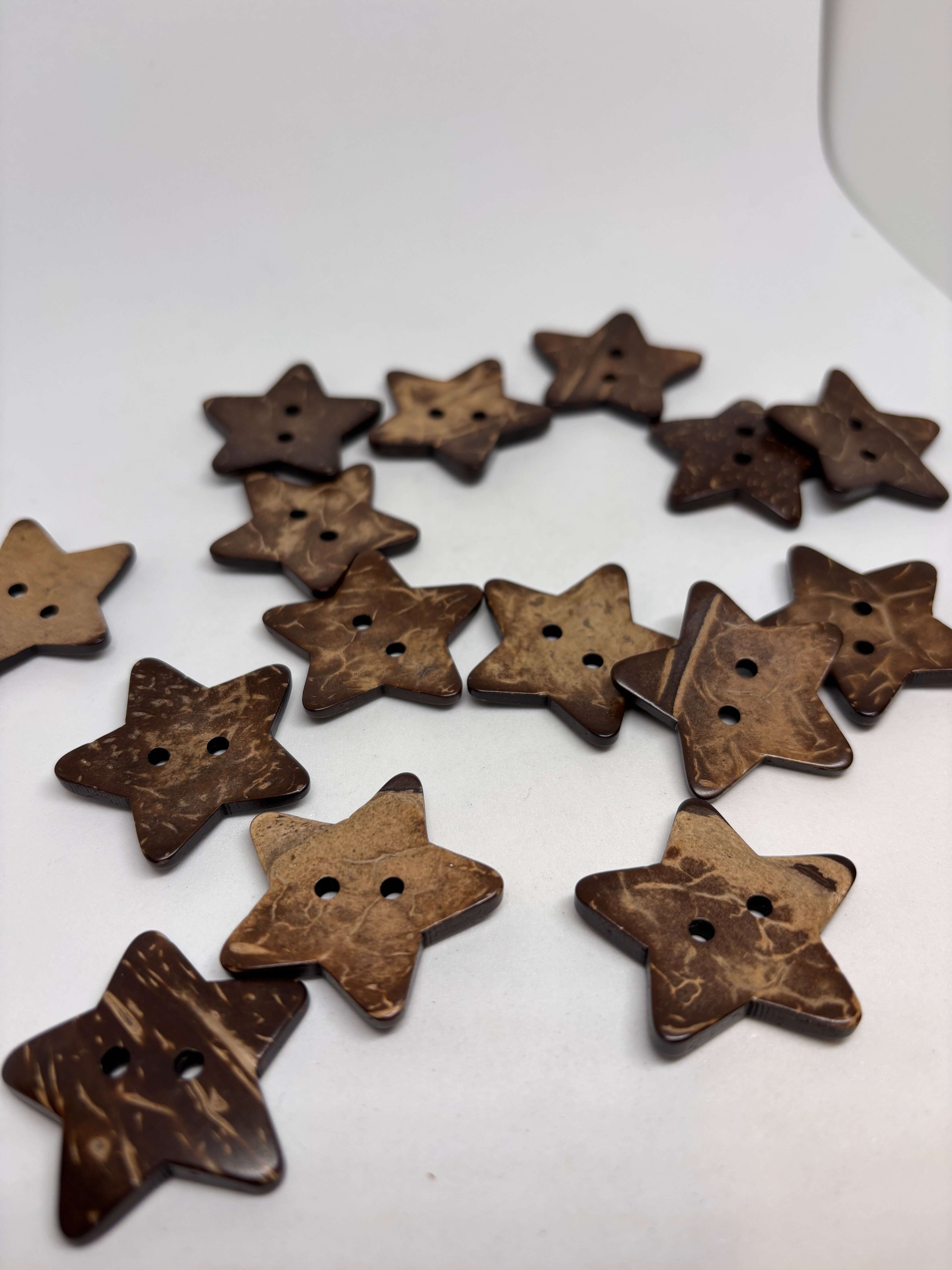 Botón WBB911 de coco natural, forma estrella de 2 agujeros, 18-30mm, textura auténtica, tono tierra cálido. button