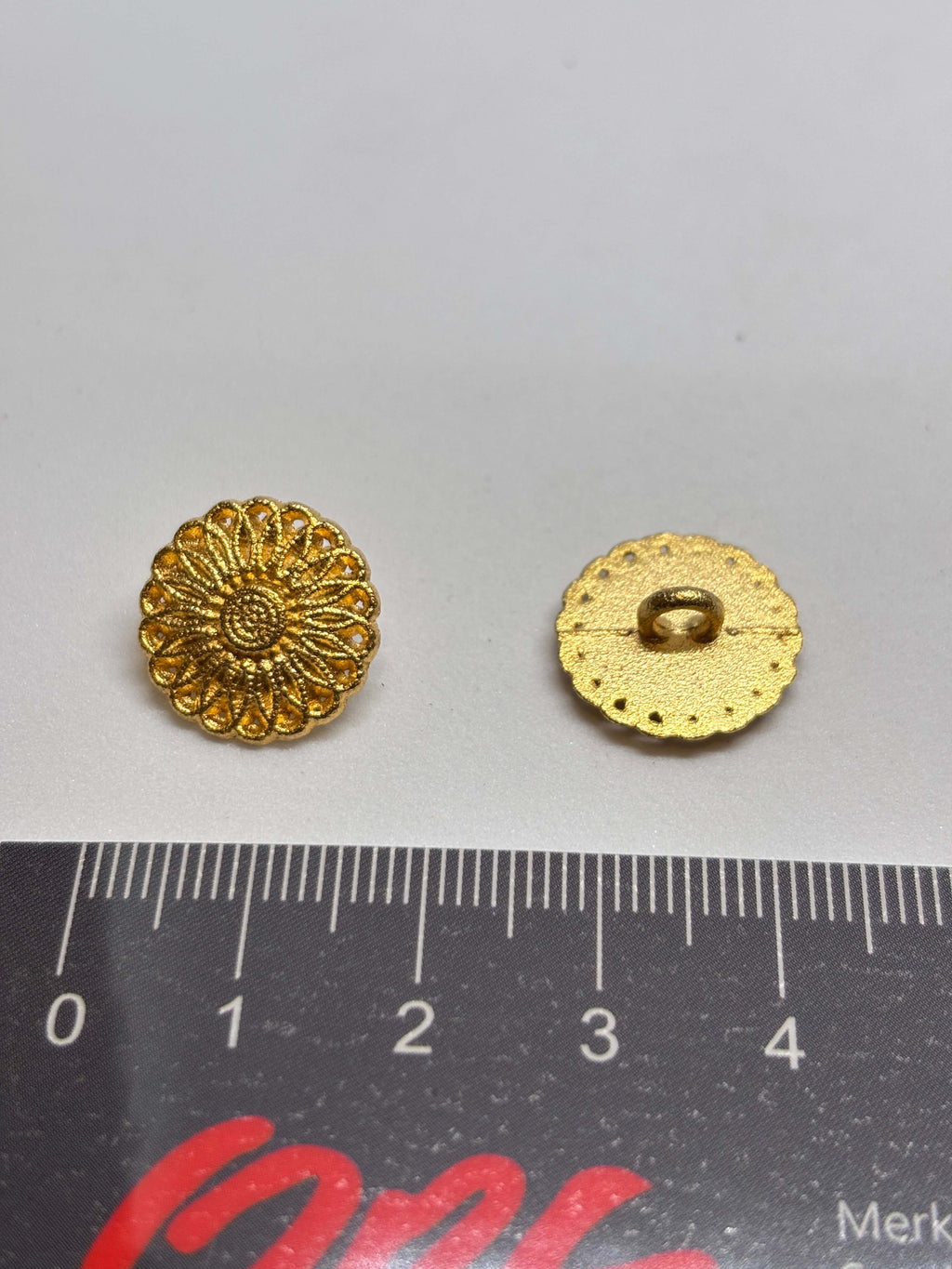 Botón Z066 de vástago oro de 15mm con filigrana ornada y acabado pulido para elegancia vintage. button