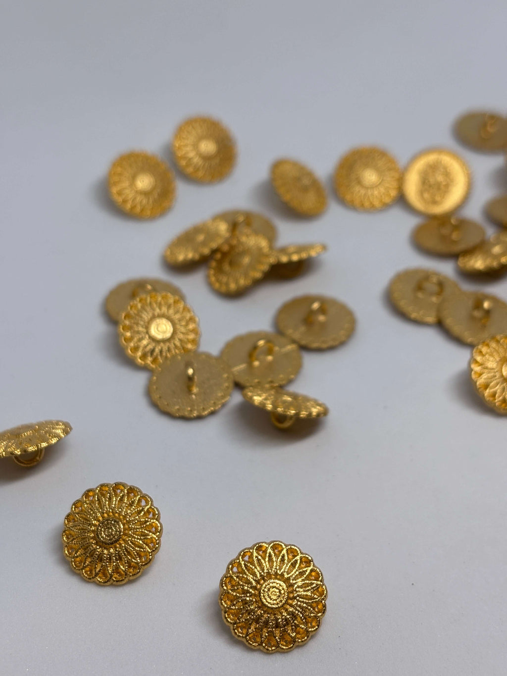 Botón Z066 de vástago oro de 15mm con filigrana ornada y acabado pulido para elegancia vintage. button
