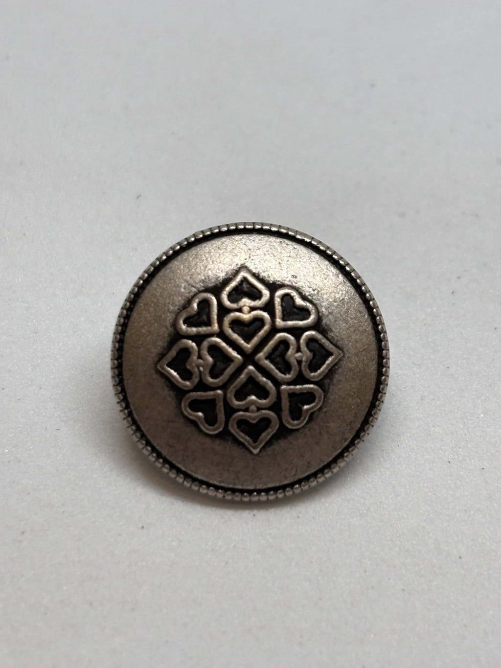 Botón Z1030 de vástago en plata antiguo con patrón de corazones y diseño floral elegante de 15mm. button