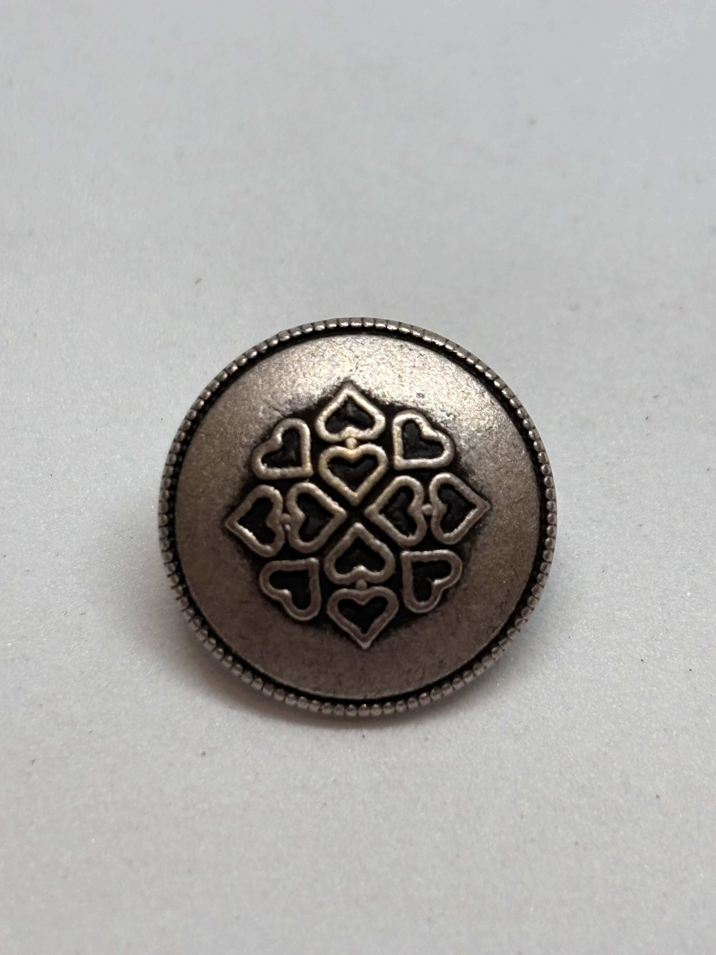Botón Z1030 de vástago en plata antiguo con patrón de corazones y diseño floral elegante de 15mm. button