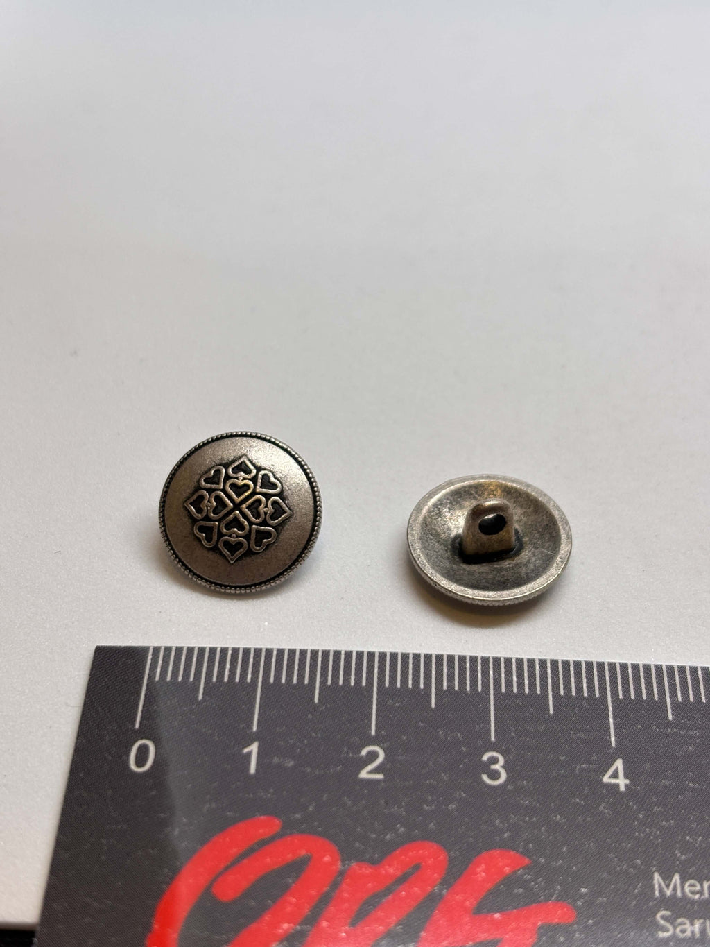 Botón Z1030 de vástago en plata antiguo con patrón de corazones y diseño floral elegante de 15mm. button