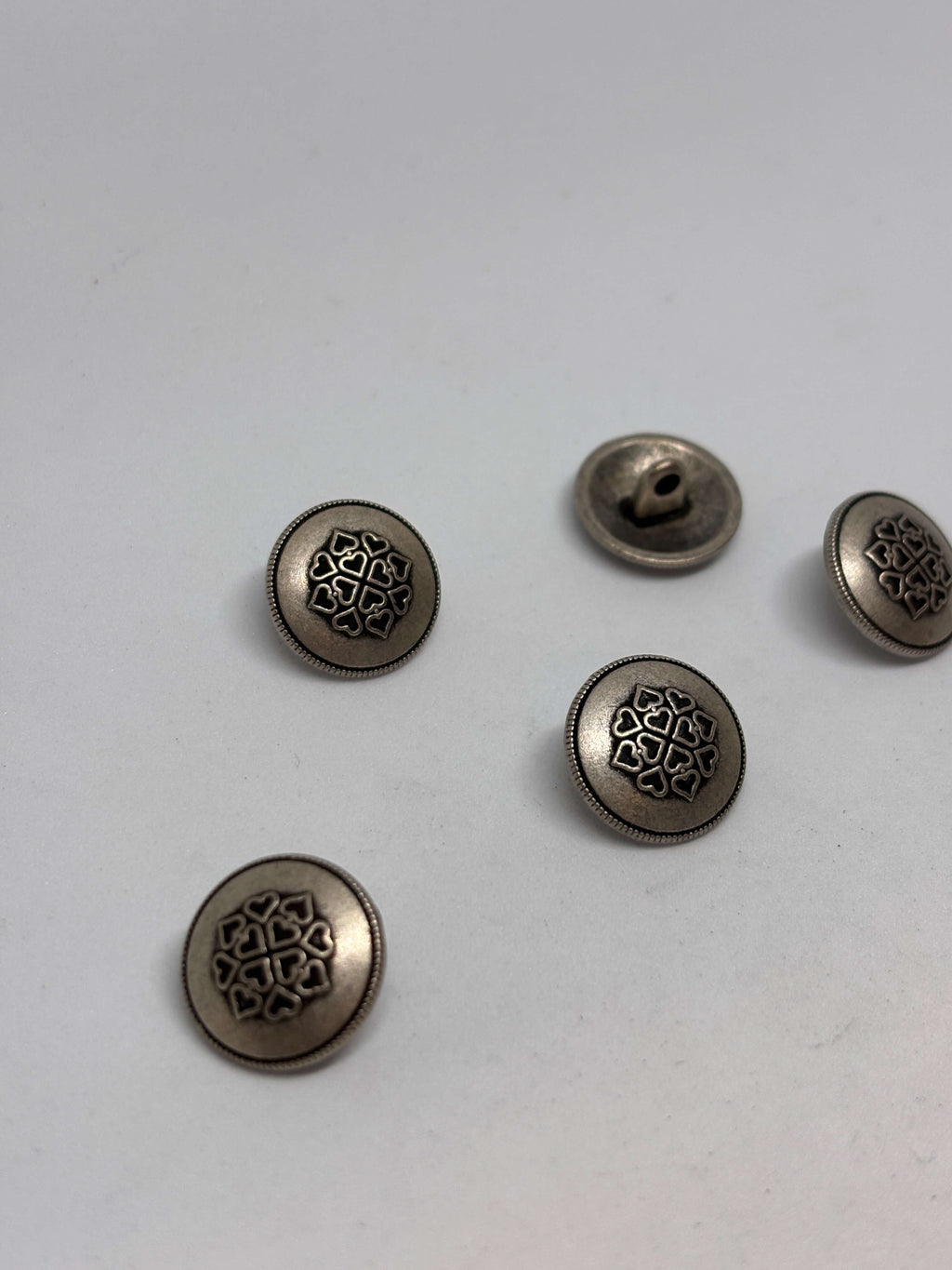 Botón Z1030 de vástago en plata antiguo con patrón de corazones y diseño floral elegante de 15mm. button