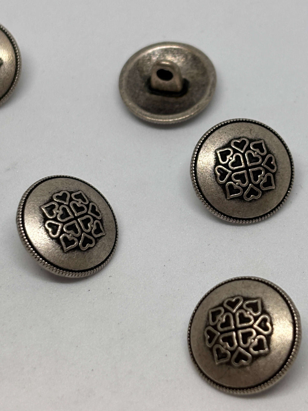 Botón Z1030 de vástago en plata antiguo con patrón de corazones y diseño floral elegante de 15mm. button