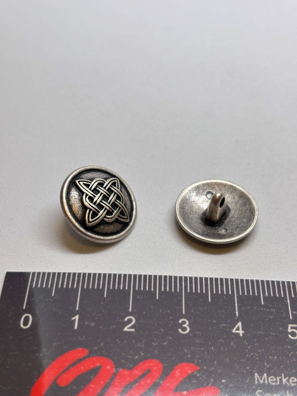 Botón Z1368 de vástago en plata antiguo con diseño de nudo celta, 20mm, detalle de lujo vintage. button