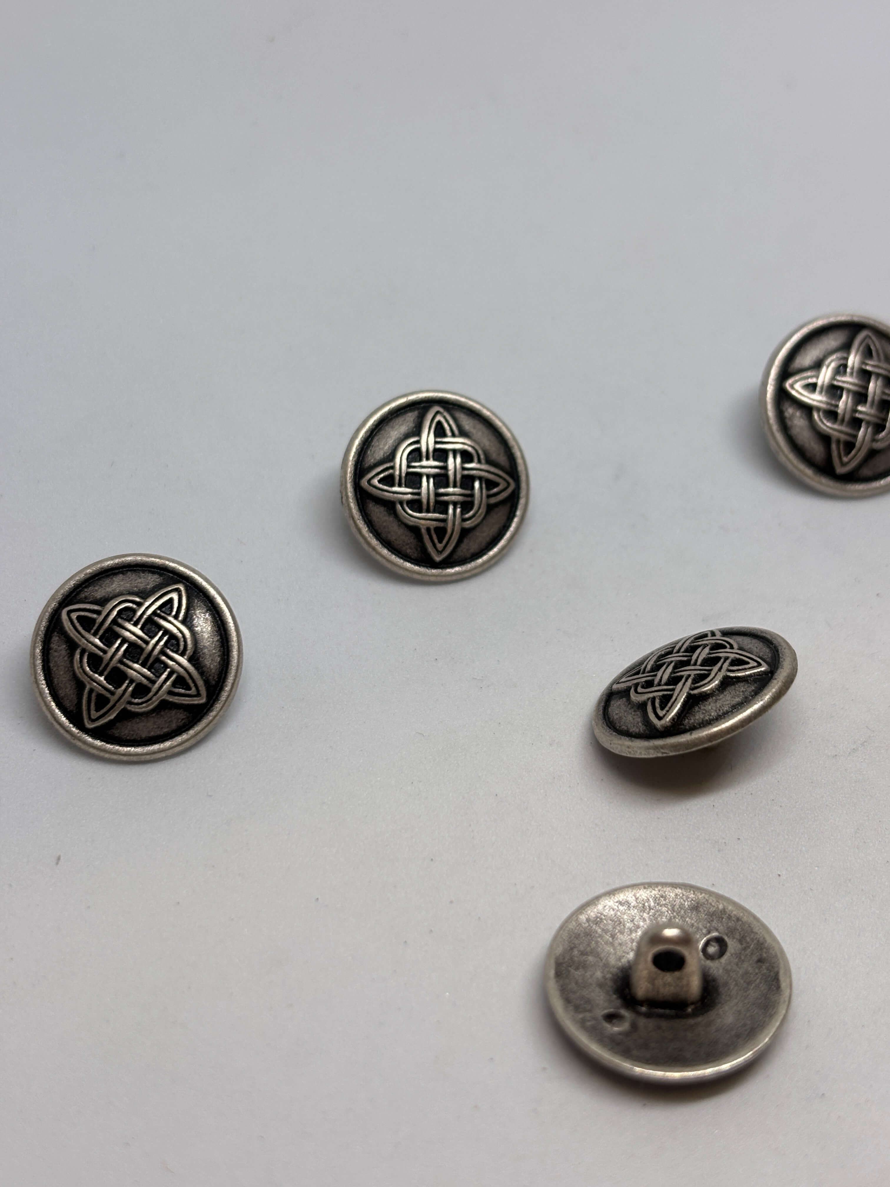 Botón Z1368 de vástago en plata antiguo con diseño de nudo celta, 20mm, detalle de lujo vintage. button