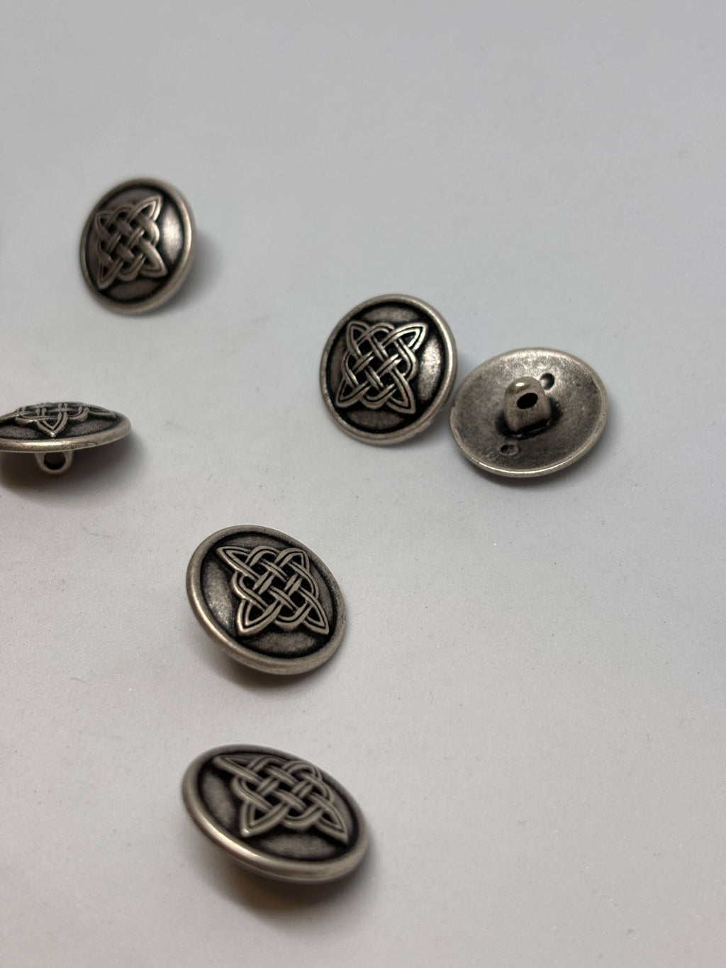 Botón Z1368 de vástago en plata antiguo con diseño de nudo celta, 20mm, detalle de lujo vintage. button