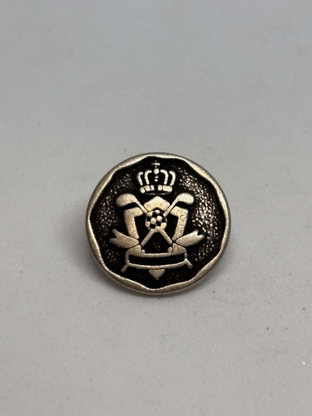 Botón Z1375 de vástago en plata antiguo de 15mm con cresta heráldica y corona, diseño vintage exclusivo. button