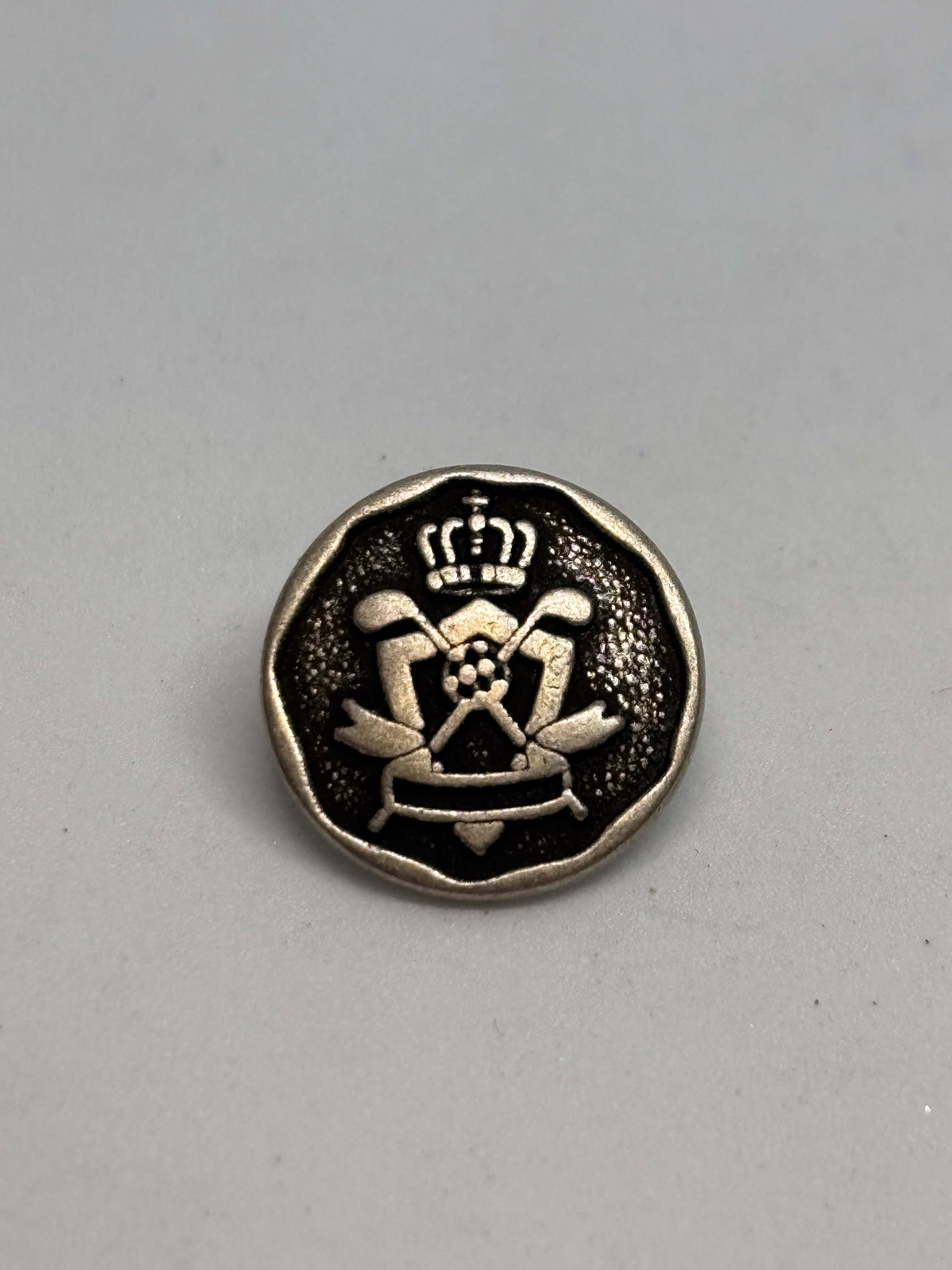 Botón Z1375 de vástago en plata antiguo de 15mm con cresta heráldica y corona, diseño vintage exclusivo. button