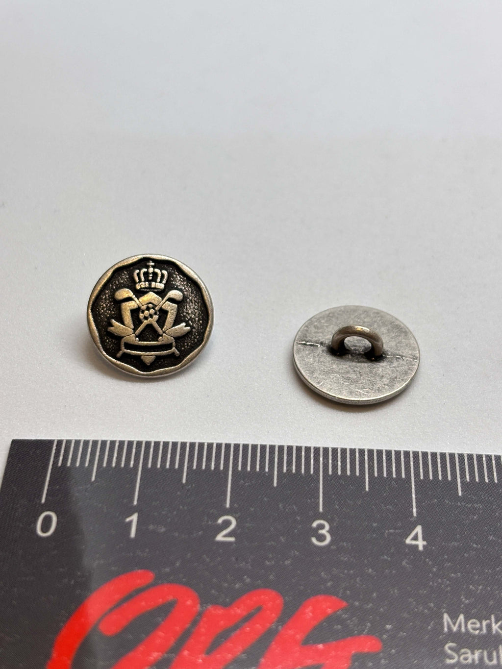 Botón Z1375 de vástago en plata antiguo de 15mm con cresta heráldica y corona, diseño vintage exclusivo. button