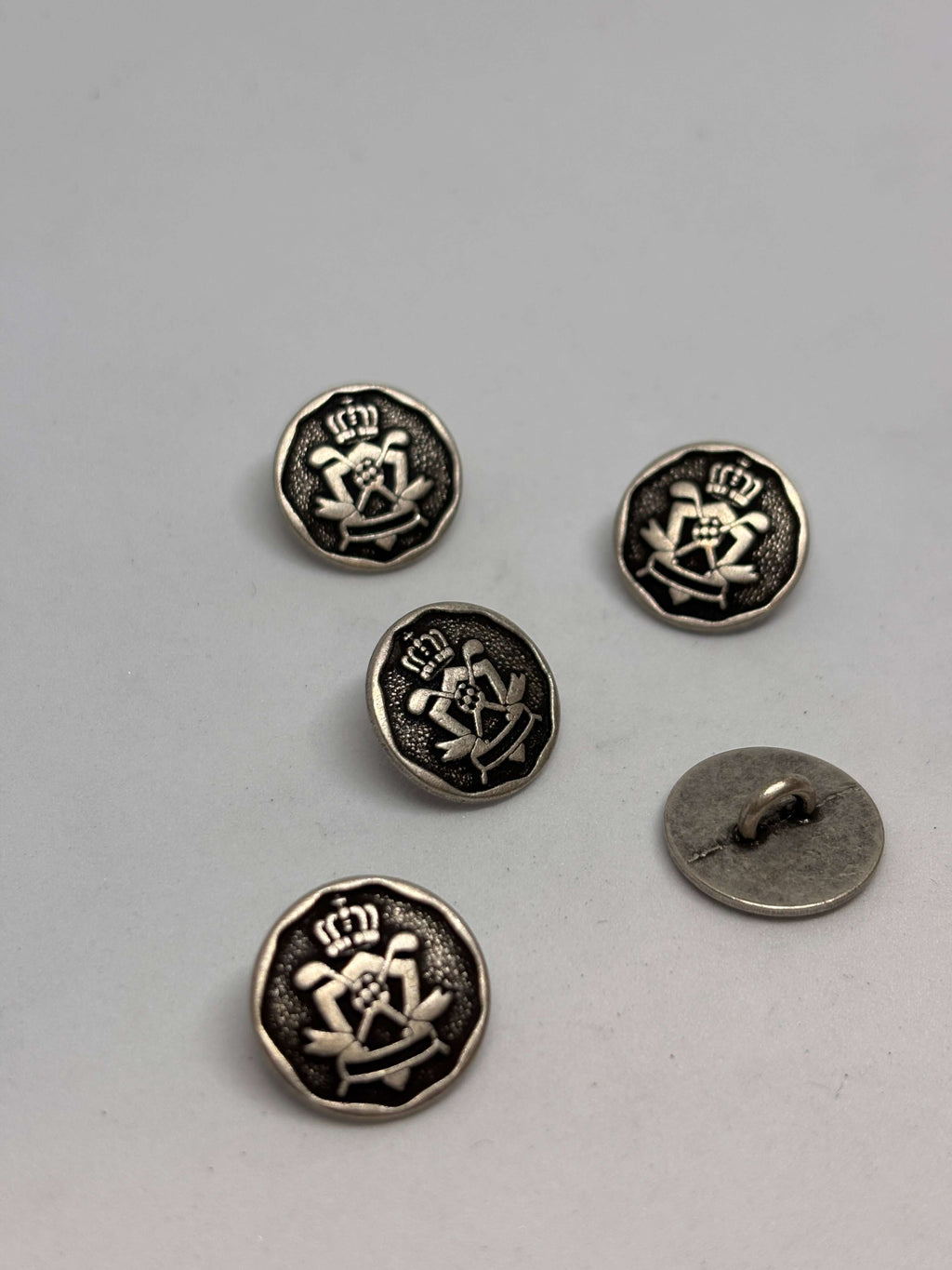 Botón Z1375 de vástago en plata antiguo de 15mm con cresta heráldica y corona, diseño vintage exclusivo. button