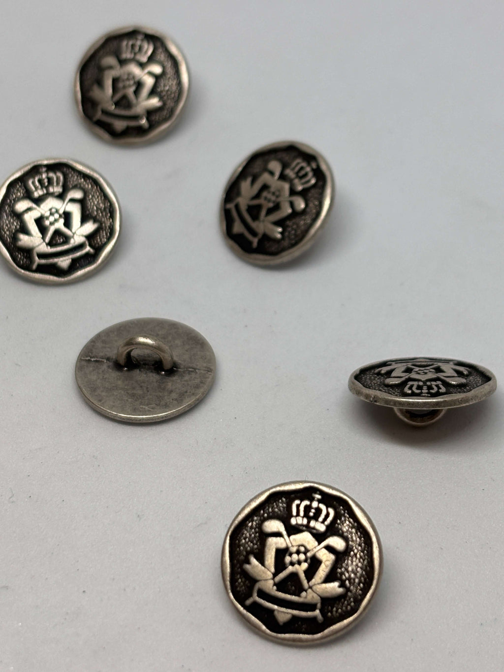 Botón Z1375 de vástago en plata antiguo de 15mm con cresta heráldica y corona, diseño vintage exclusivo. button