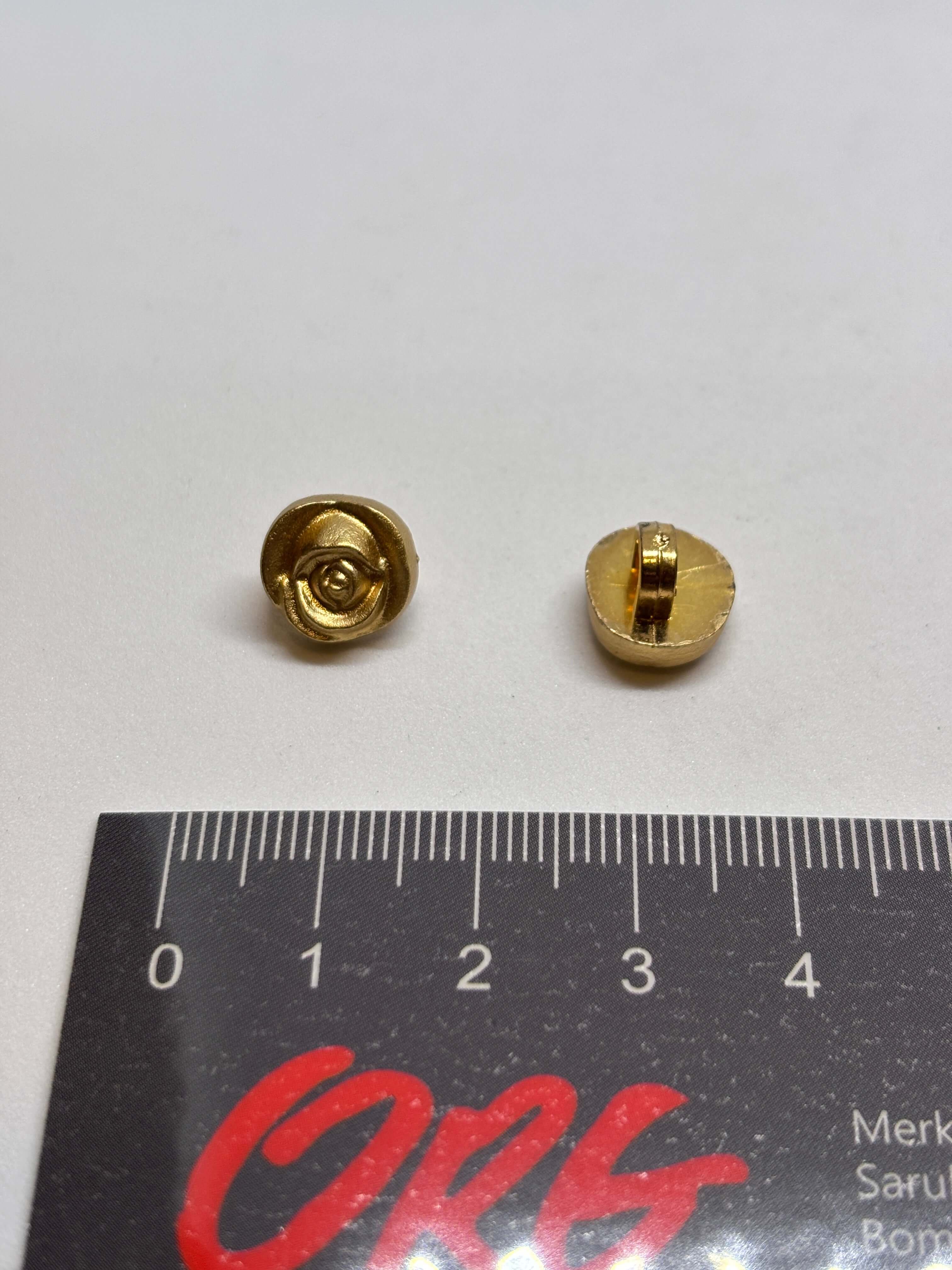 Botón Z239 de vástago oro 11mm con motivo de rosa elegante en forma de domo brillante. button