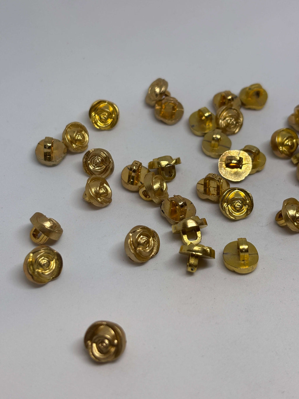 Botón Z239 de vástago oro 11mm con motivo de rosa elegante en forma de domo brillante. button