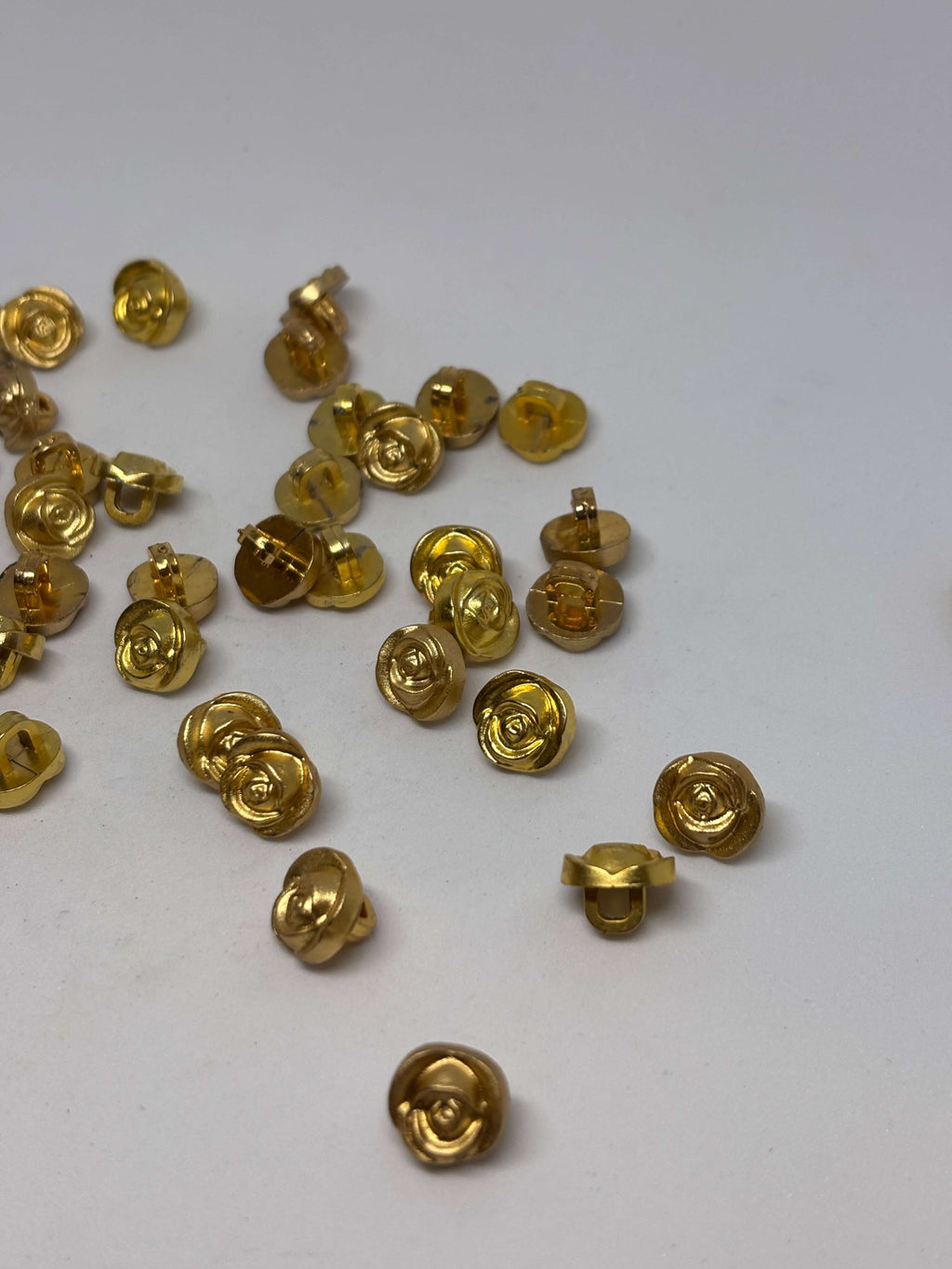 Botón Z239 de vástago oro 11mm con motivo de rosa elegante en forma de domo brillante. button