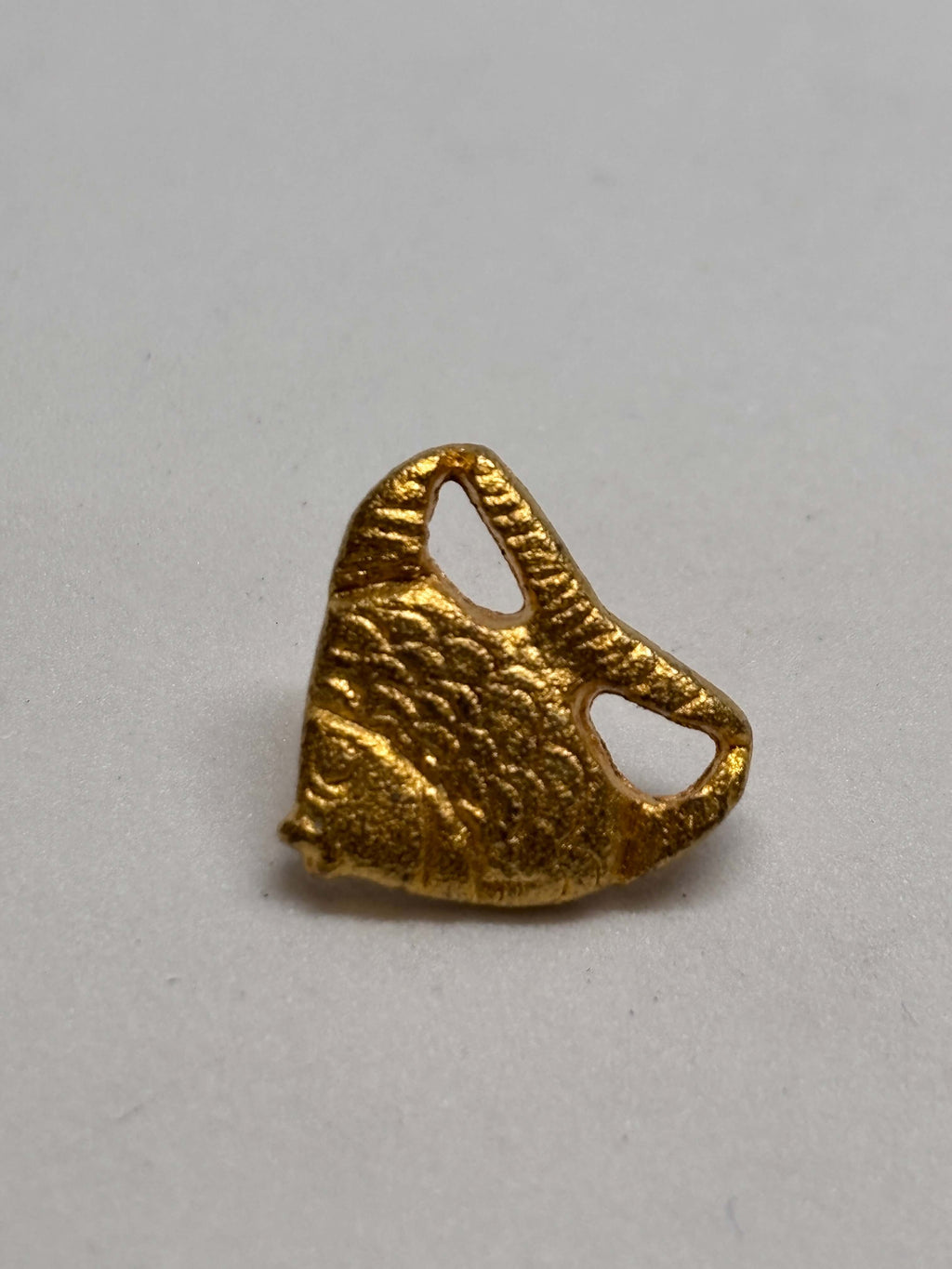 Botón Z351 de vástago oro 15mm con forma de pez y patrón de escamas, acabado dorado antiguo. button