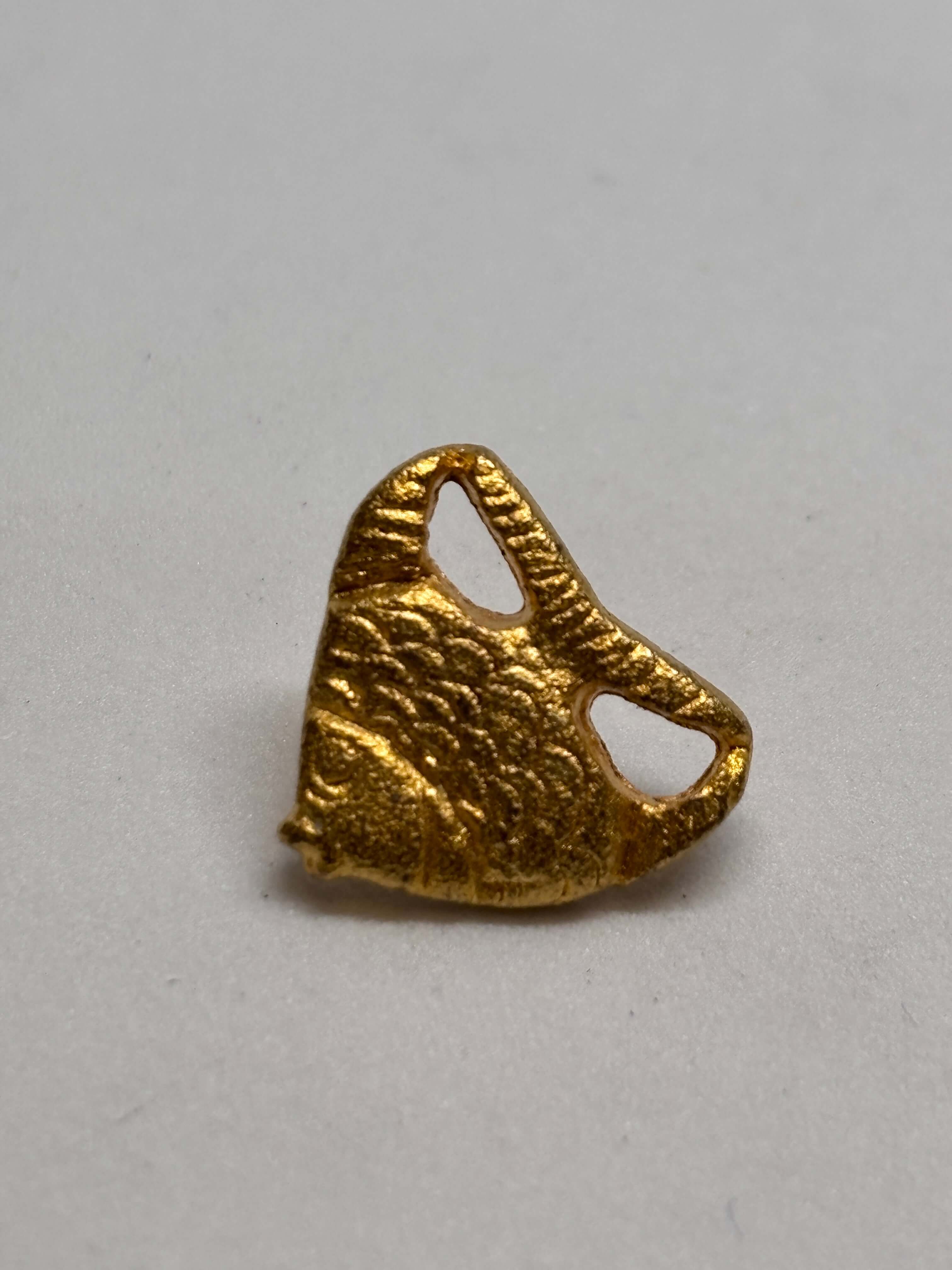 Botón Z351 de vástago oro 15mm con forma de pez y patrón de escamas, acabado dorado antiguo. button