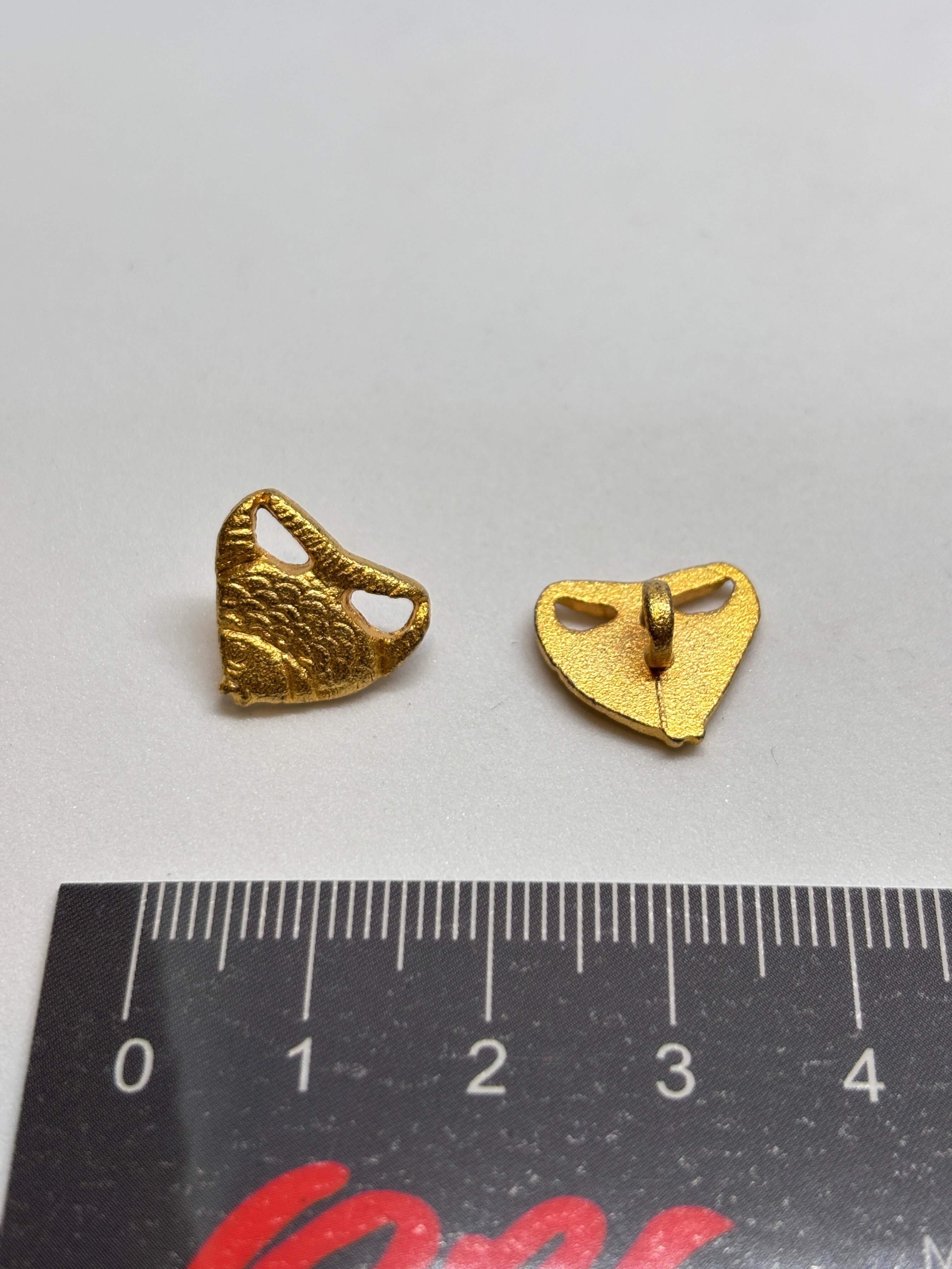 Botón Z351 de vástago oro 15mm con forma de pez y patrón de escamas, acabado dorado antiguo. button