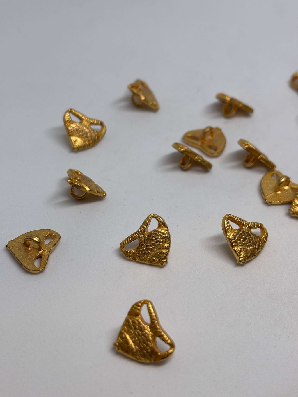 Botón Z351 de vástago oro 15mm con forma de pez y patrón de escamas, acabado dorado antiguo. button