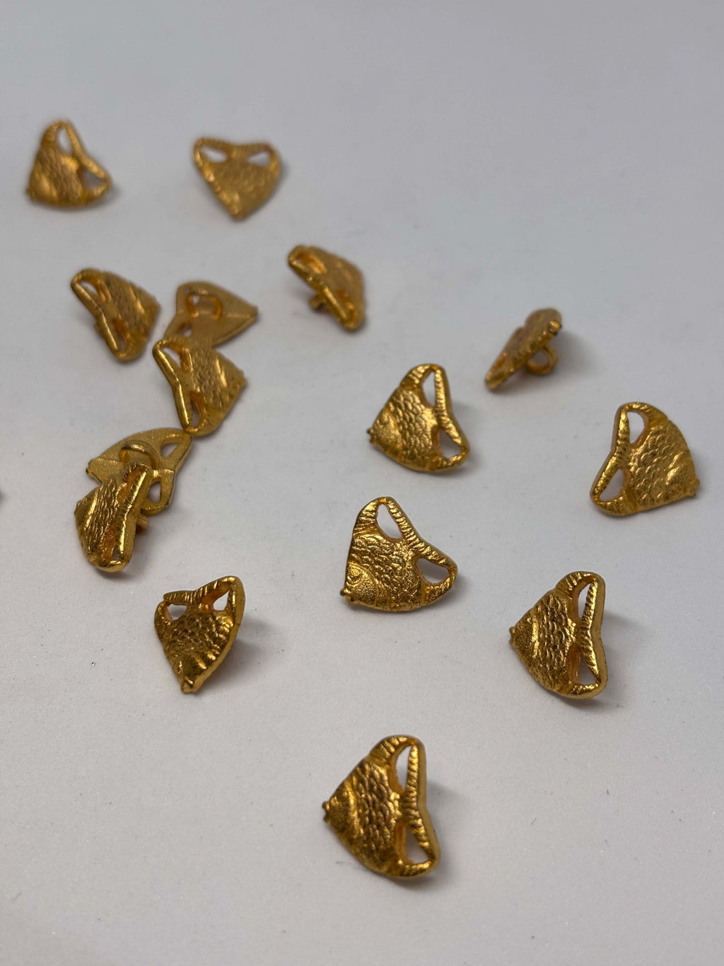 Botón Z351 de vástago oro 15mm con forma de pez y patrón de escamas, acabado dorado antiguo. button