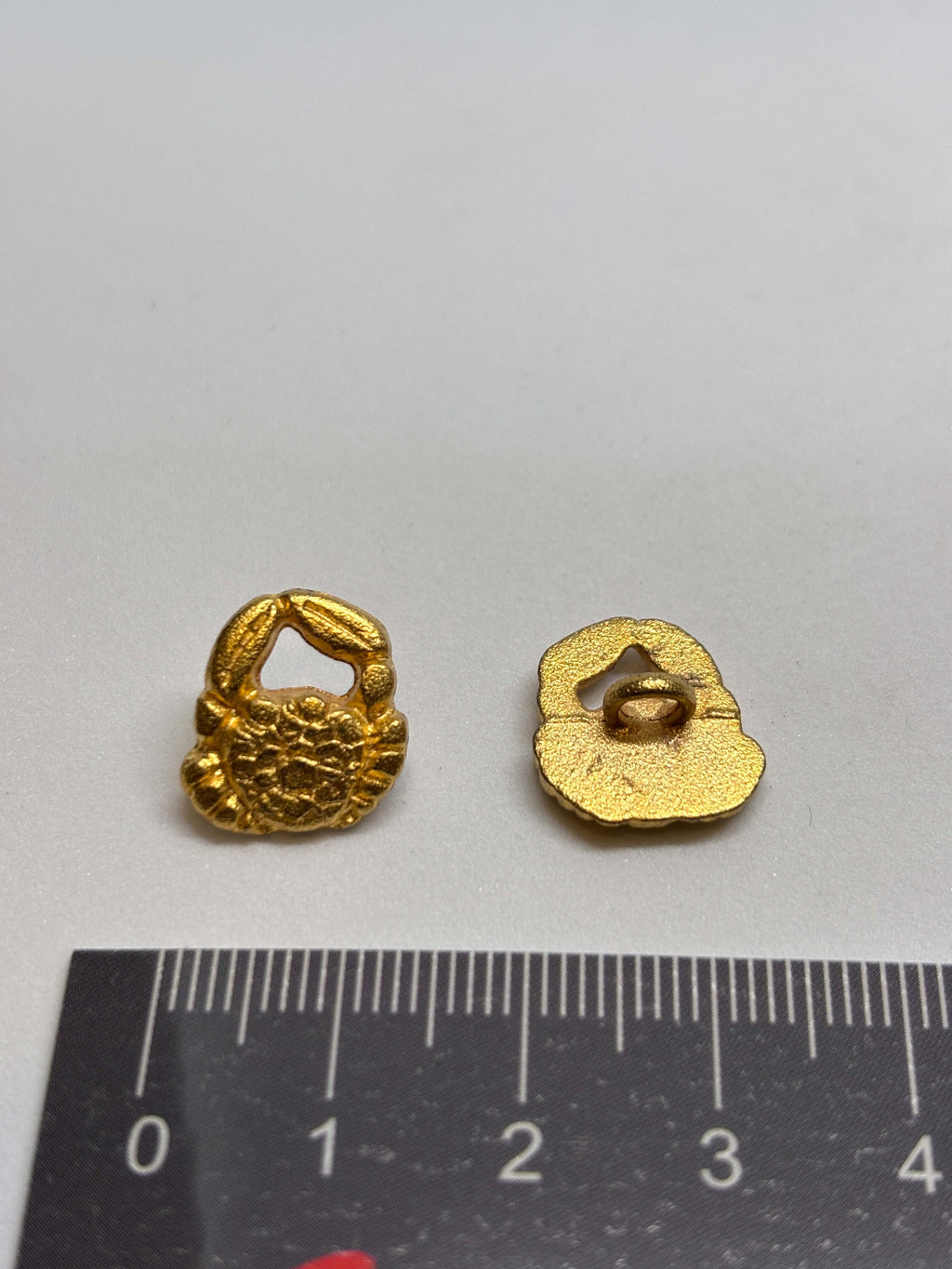 Botón Z353 de vástago premium en metal dorado con diseño de tejido cesta, 15mm, ideal para moda elegante. button