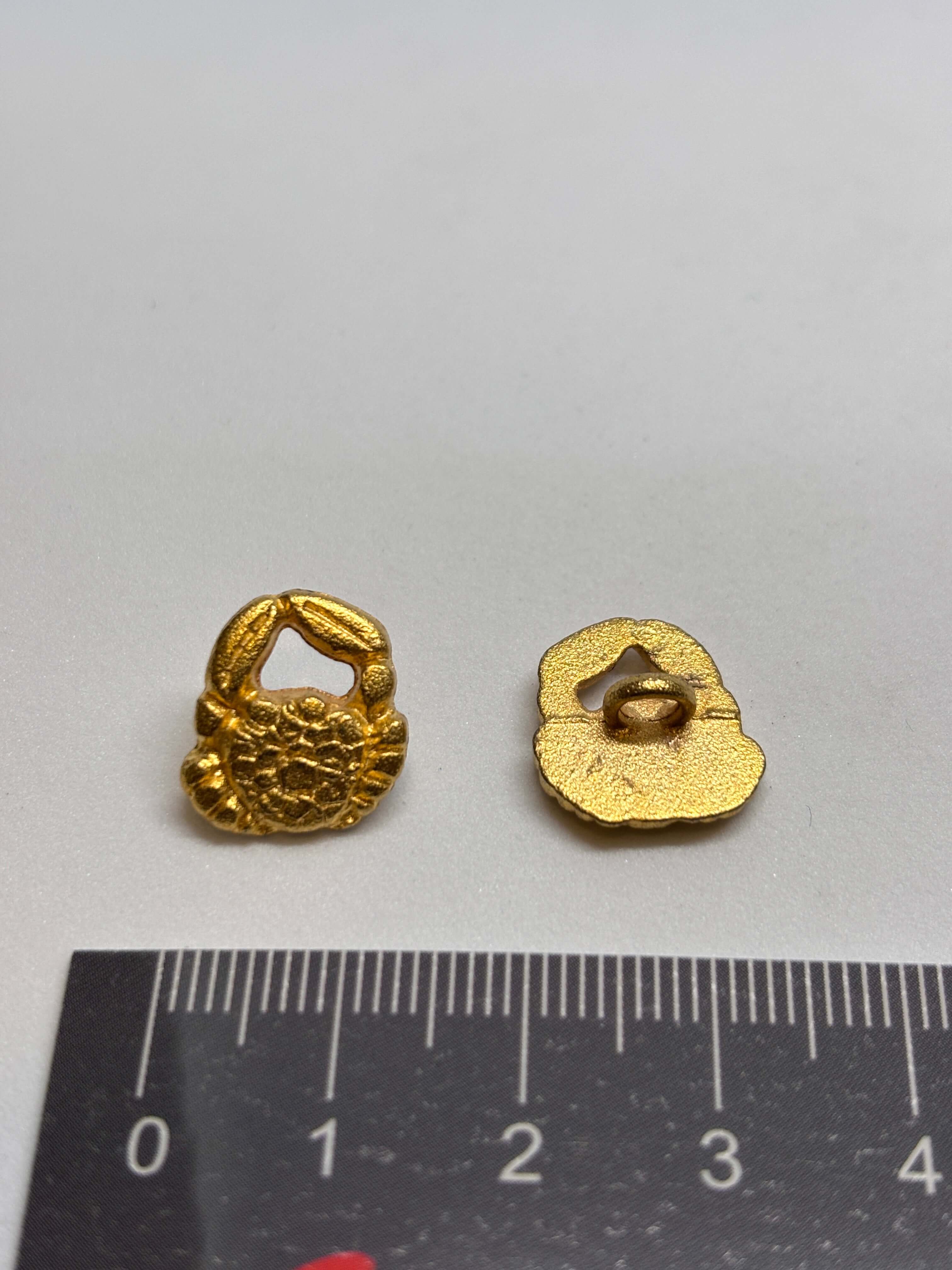 Botón Z353 de vástago premium en metal dorado con diseño de tejido cesta, 15mm, ideal para moda elegante. button