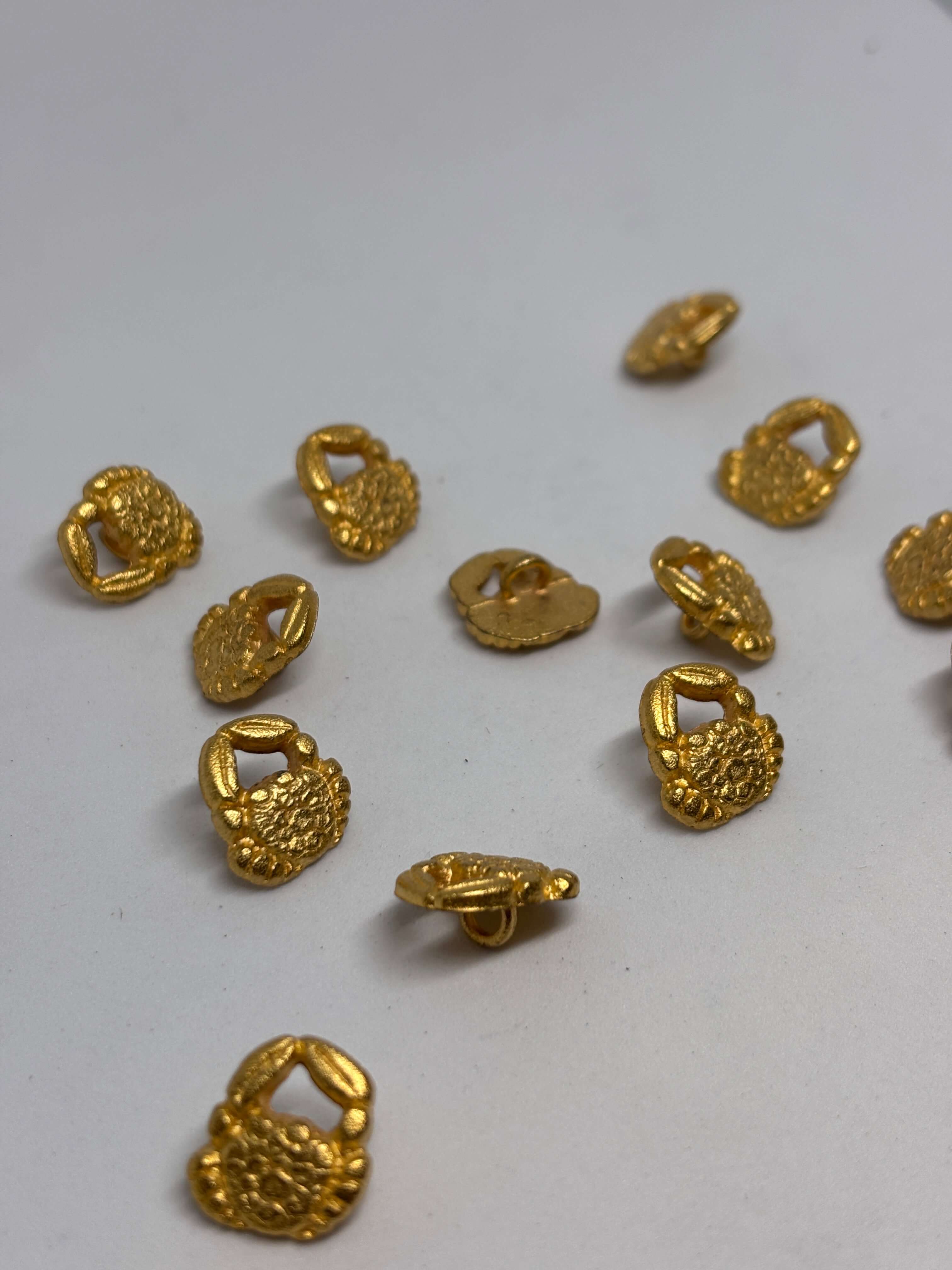 Botón Z353 de vástago premium en metal dorado con diseño de tejido cesta, 15mm, ideal para moda elegante. button