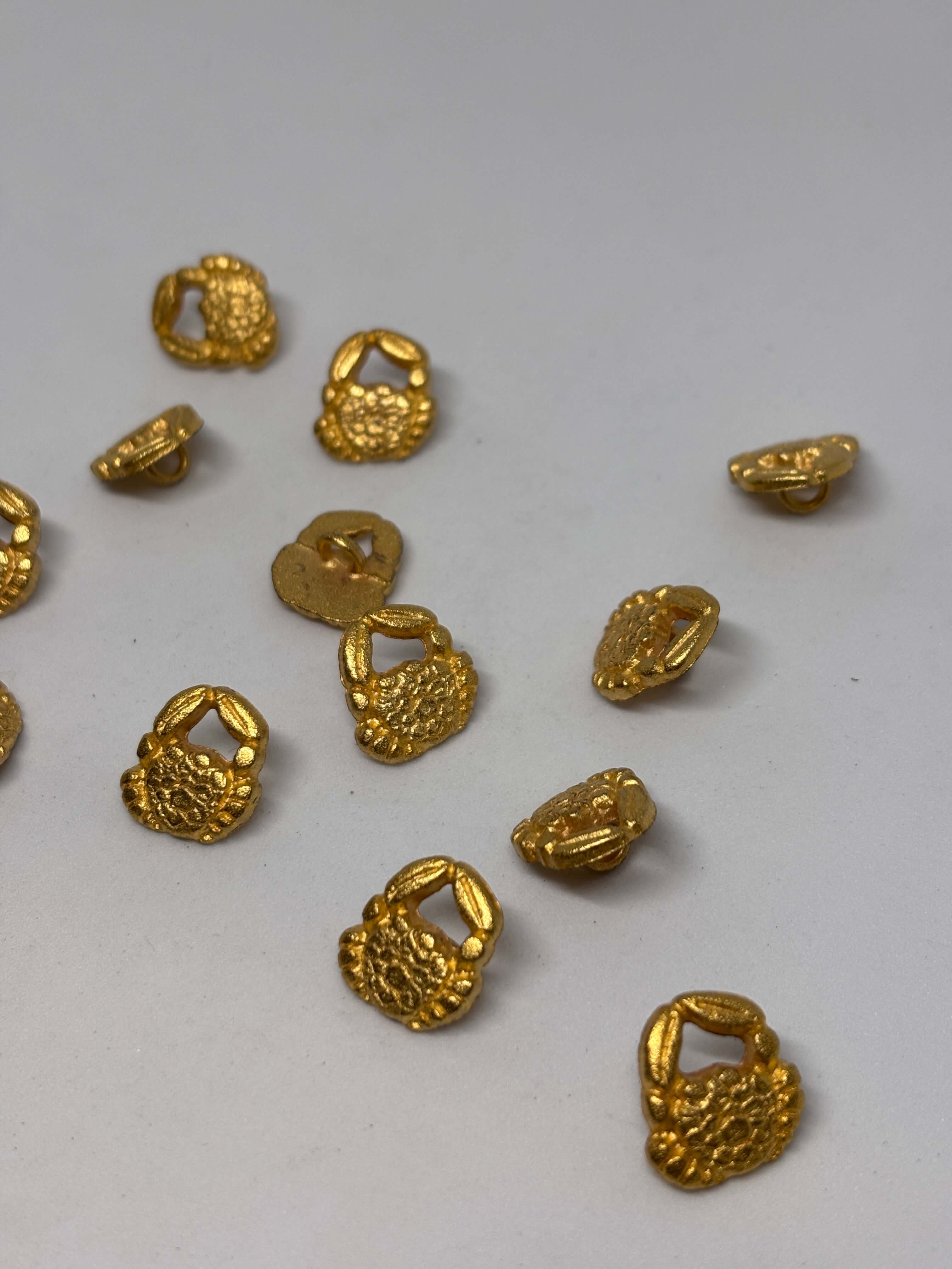 Botón Z353 de vástago premium en metal dorado con diseño de tejido cesta, 15mm, ideal para moda elegante. button