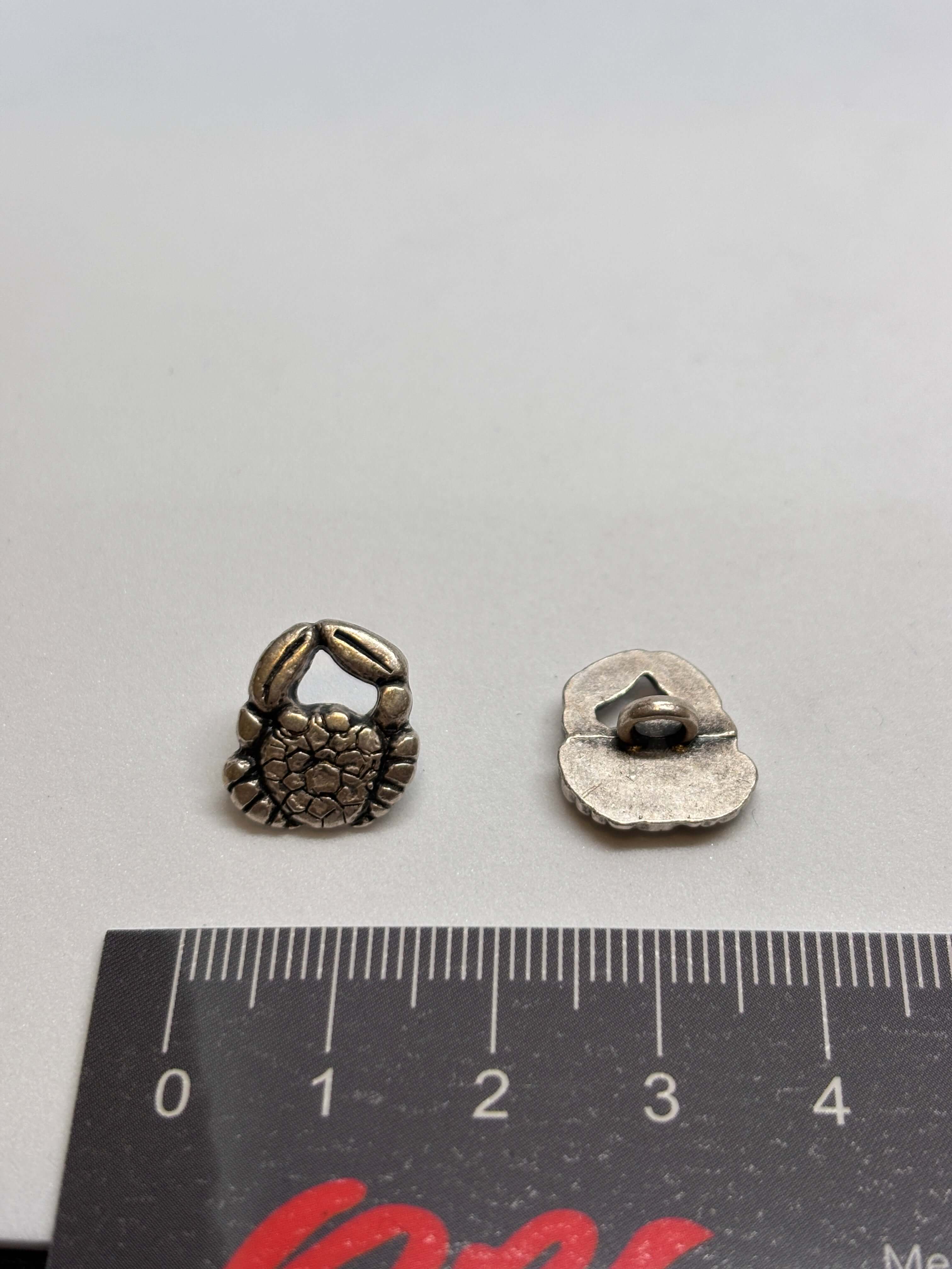 Botón Z353 de vástago premium en metal dorado con diseño de tejido cesta, 15mm, ideal para moda elegante. button