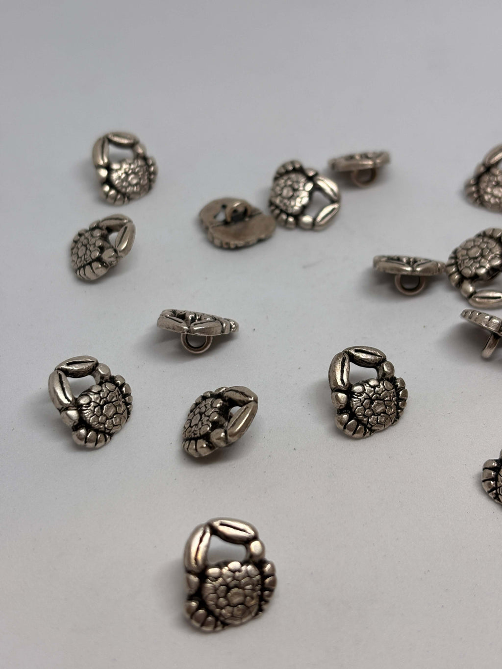 Botón Z353 de vástago premium en metal dorado con diseño de tejido cesta, 15mm, ideal para moda elegante. button