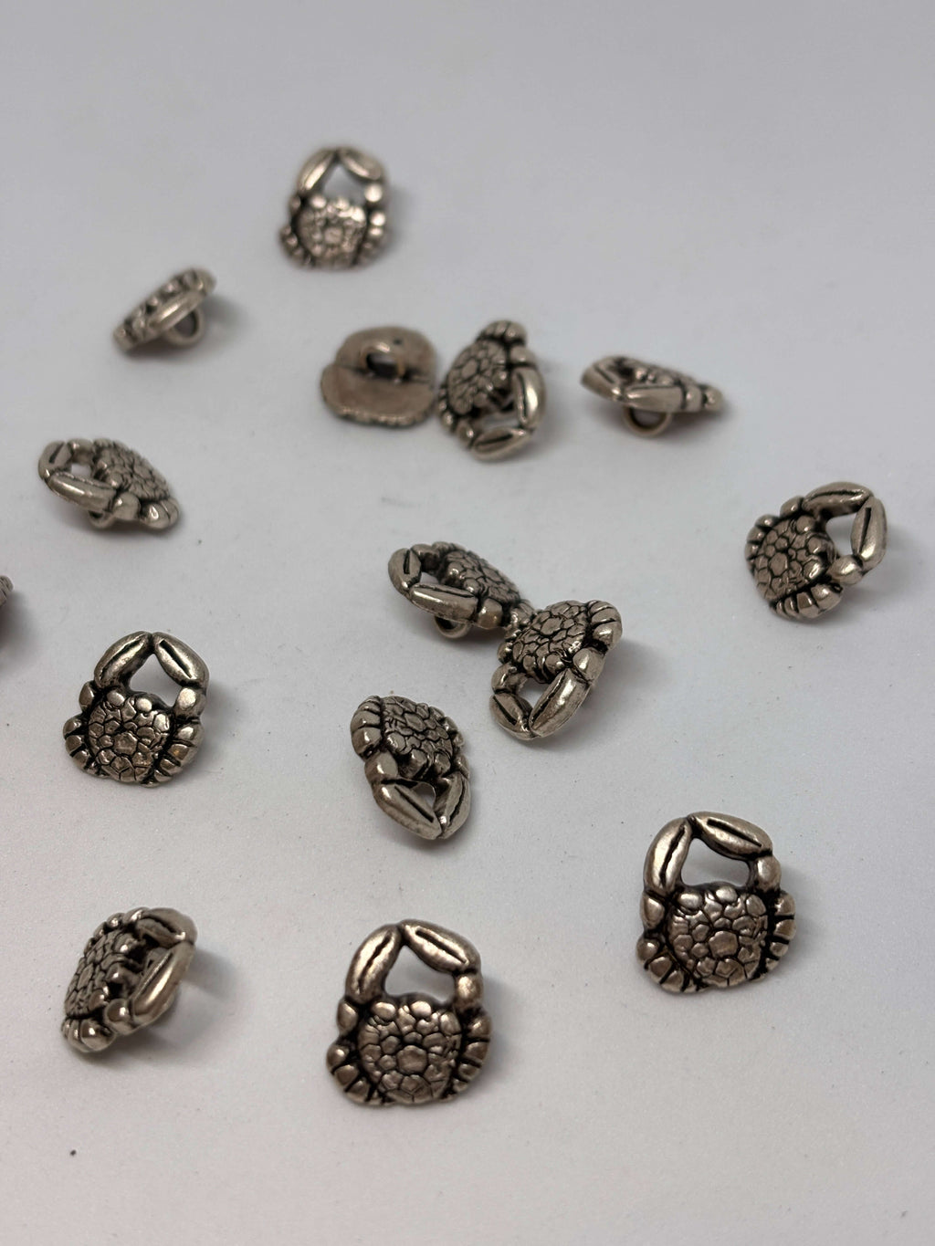 Botón Z353 de vástago premium en metal dorado con diseño de tejido cesta, 15mm, ideal para moda elegante. button