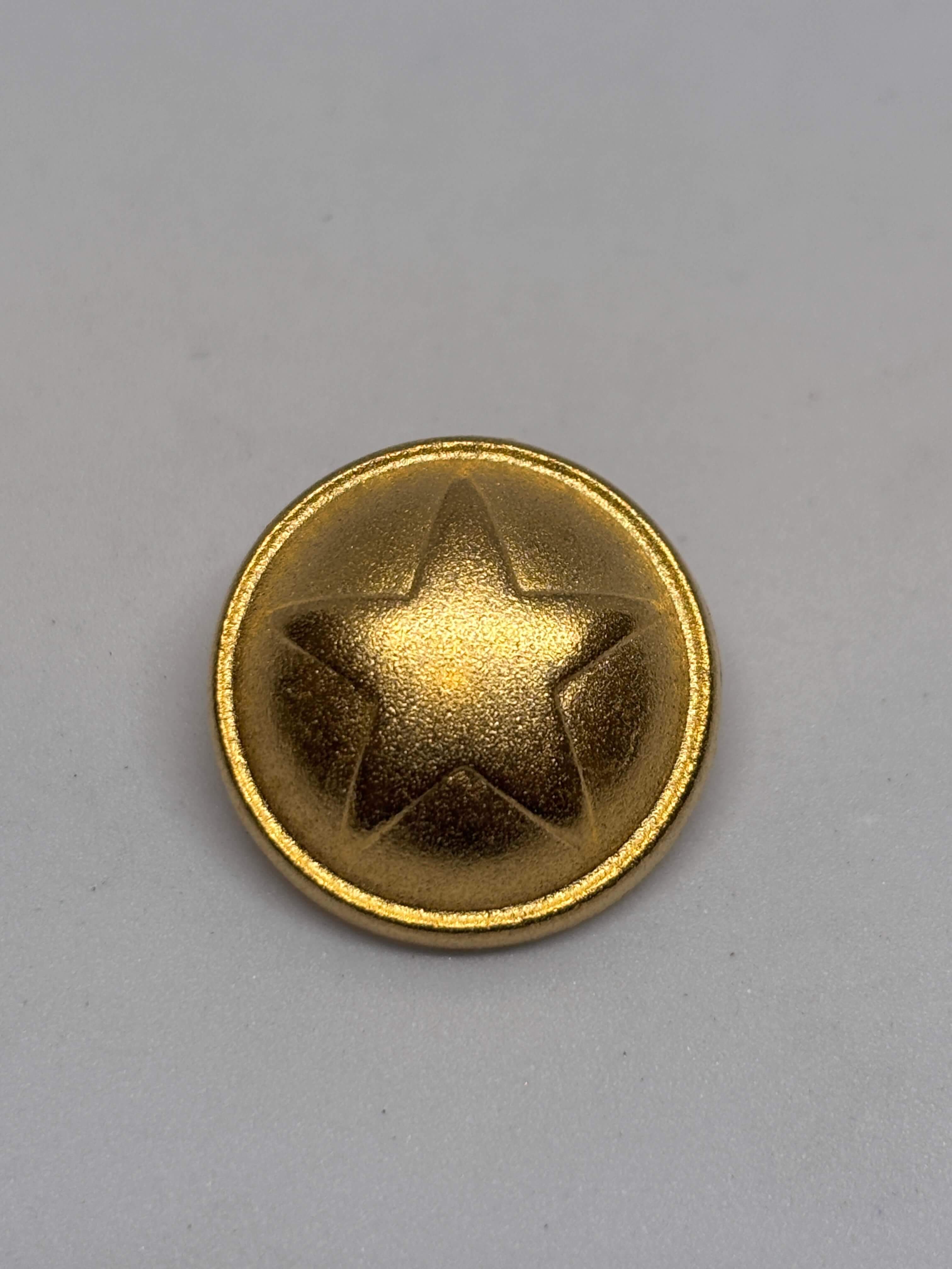 Botón Z540 de vástago en oro con diseño de estrella elevada, tamaño 20 mm, perfecto para detalles elegantes. button