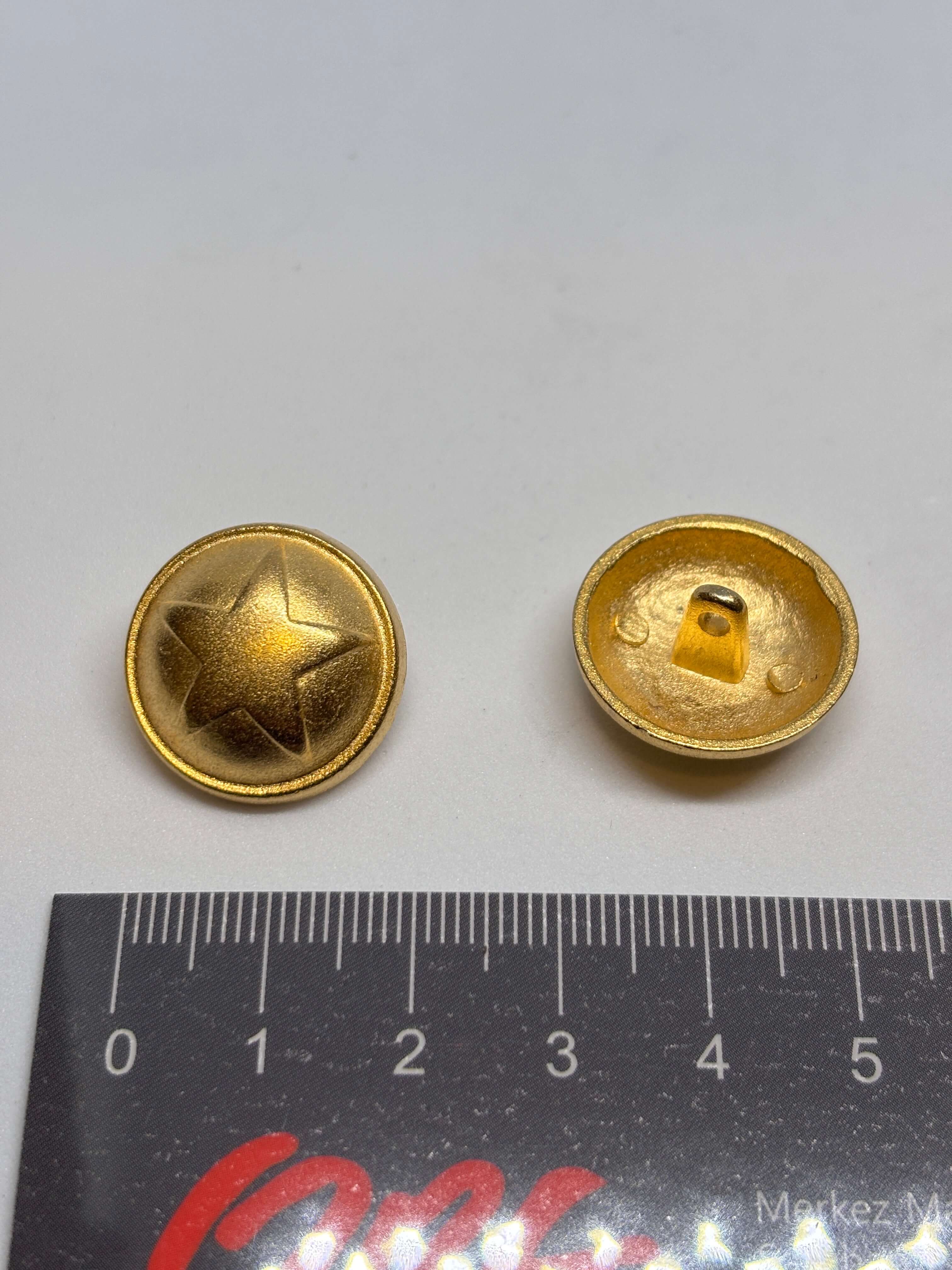 Botón Z540 de vástago en oro con diseño de estrella elevada, tamaño 20 mm, perfecto para detalles elegantes. button
