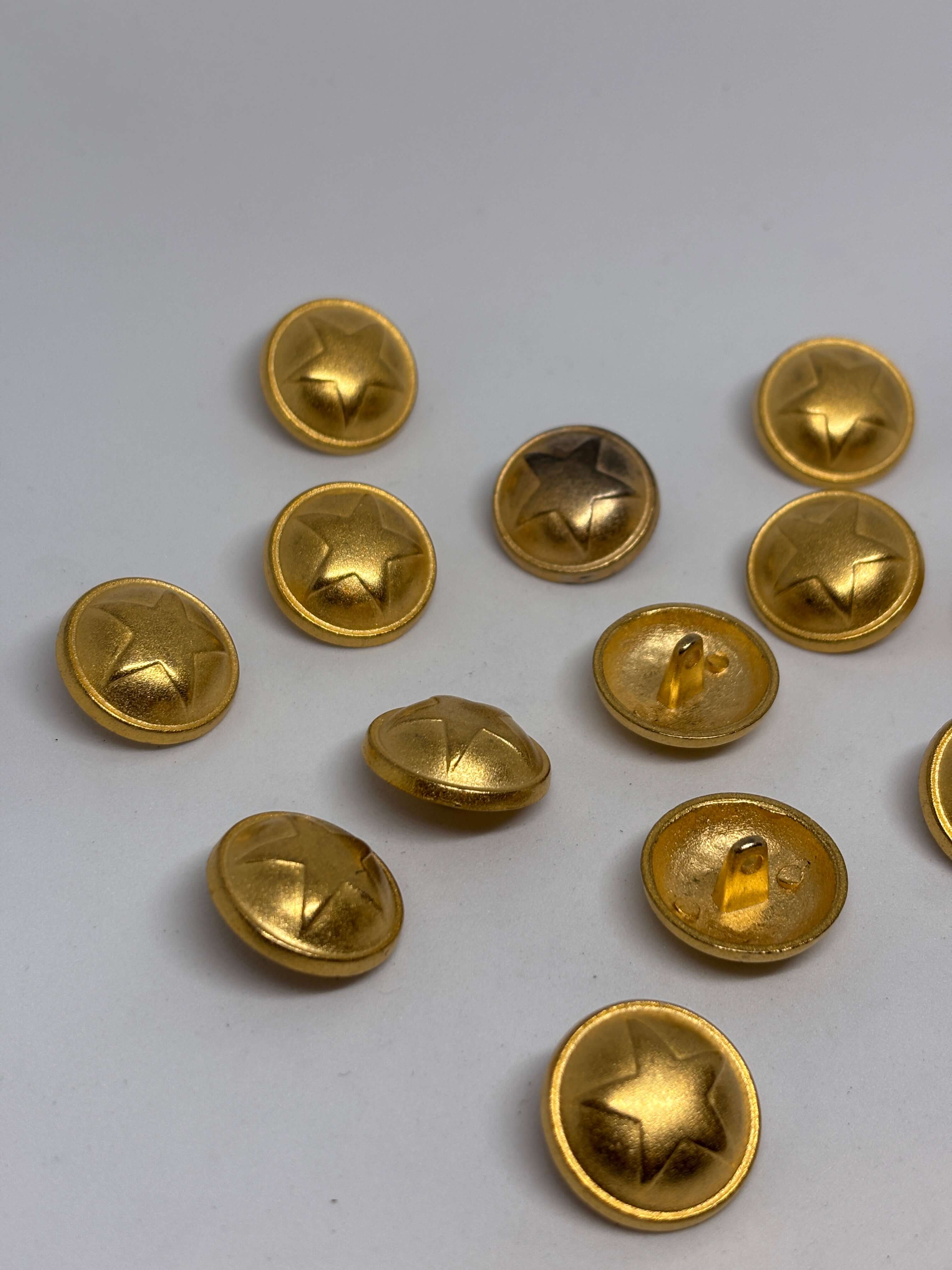 Botón Z540 de vástago en oro con diseño de estrella elevada, tamaño 20 mm, perfecto para detalles elegantes. button