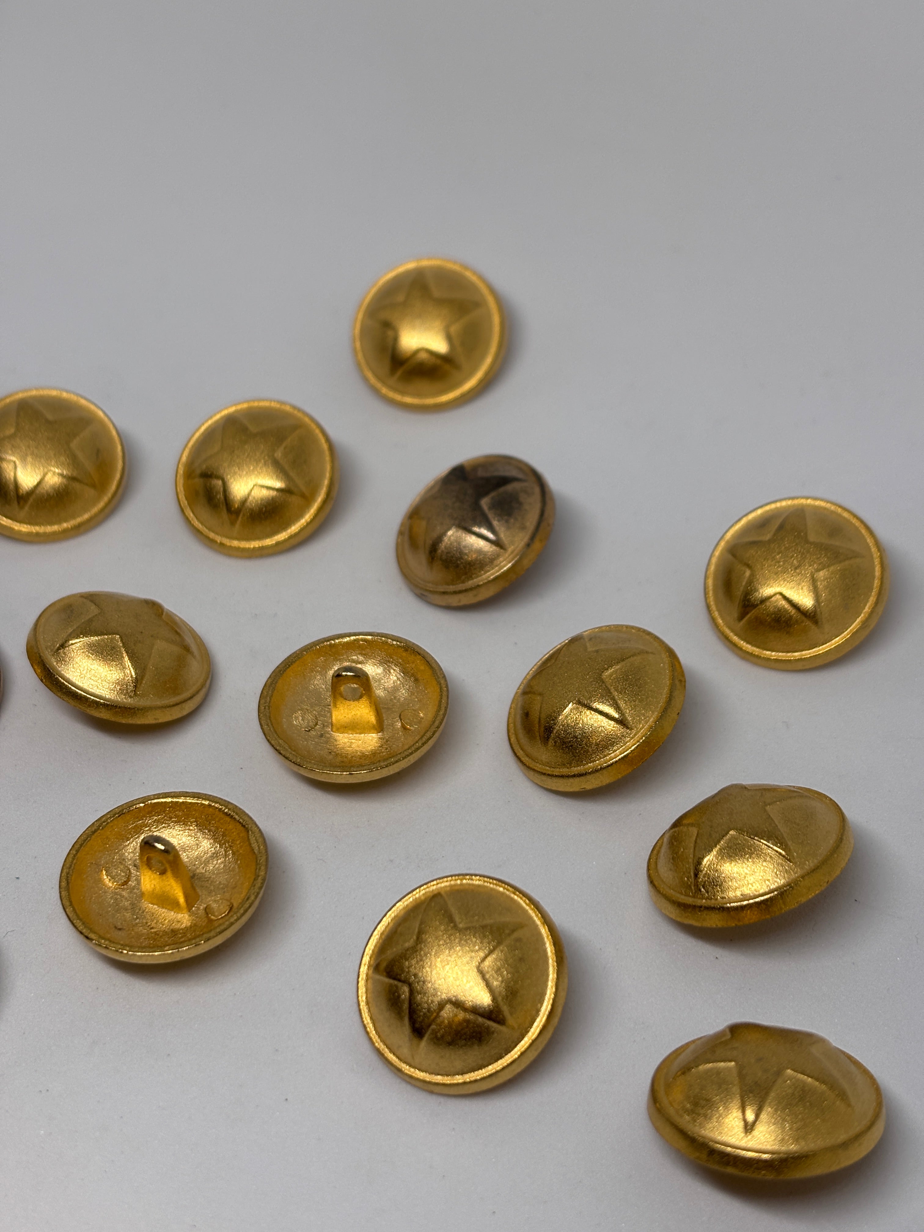 Botón Z540 de vástago en oro con diseño de estrella elevada, tamaño 20 mm, perfecto para detalles elegantes. button