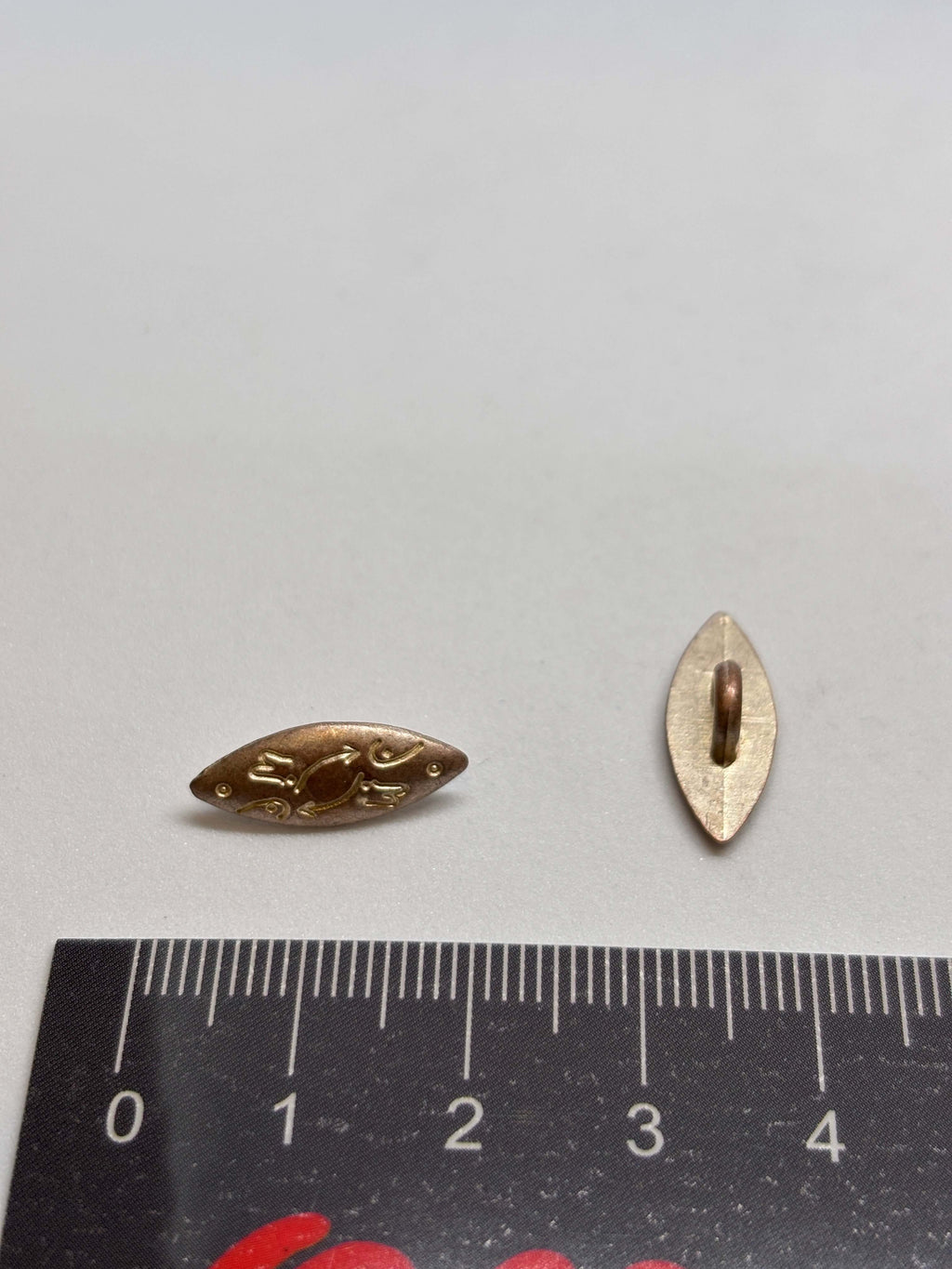 Botón Z550, botón de vástago oro 20mm con diseño pez marquise en acabado antiguo, estilo náutico. button