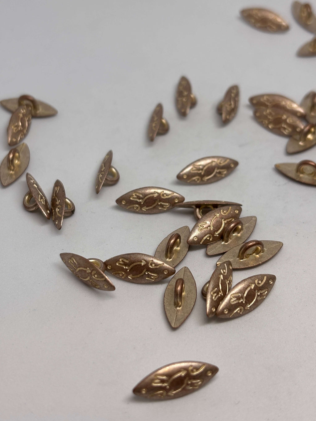 Botón Z550, botón de vástago oro 20mm con diseño pez marquise en acabado antiguo, estilo náutico. button