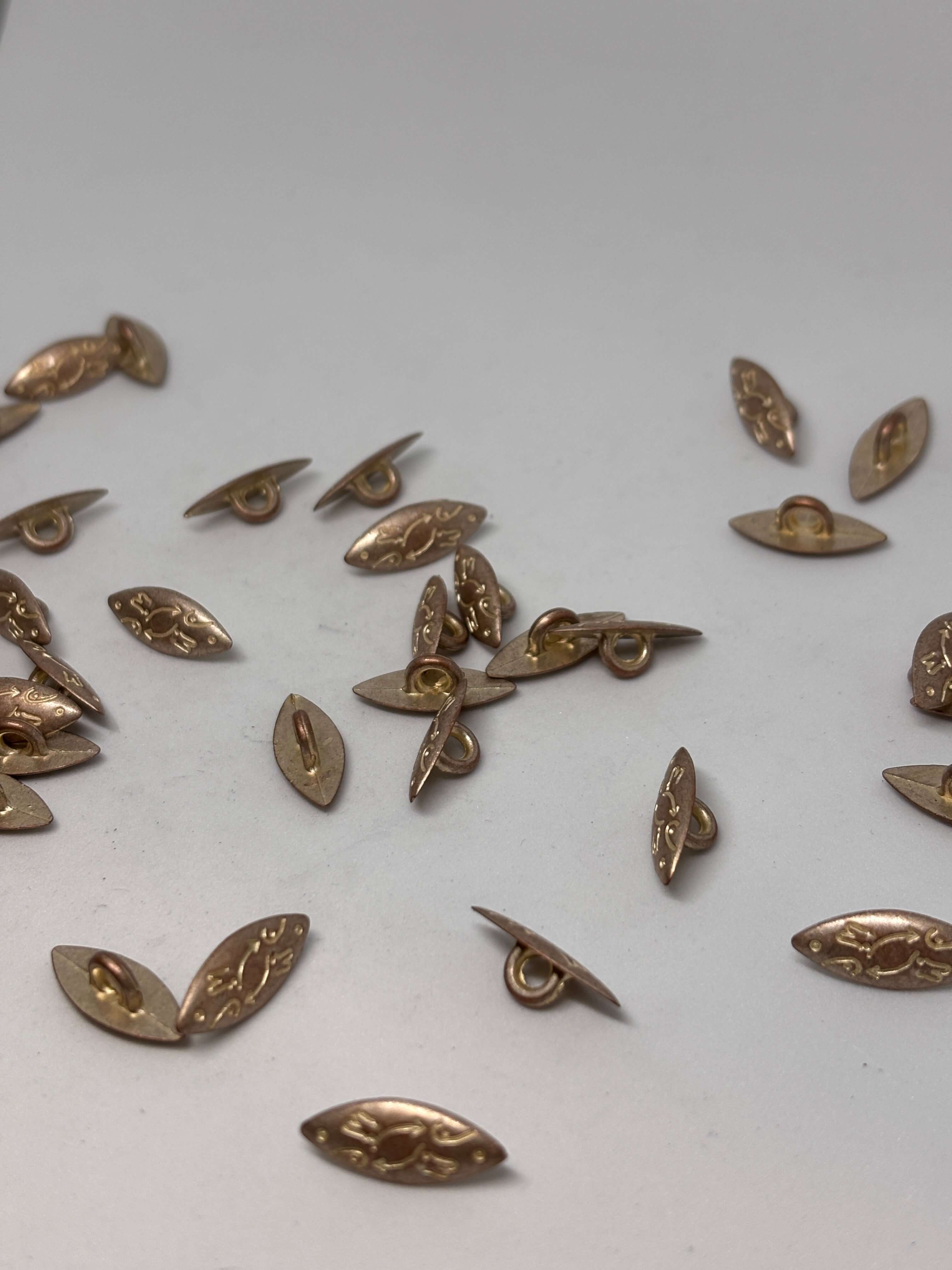 Botón Z550, botón de vástago oro 20mm con diseño pez marquise en acabado antiguo, estilo náutico. button