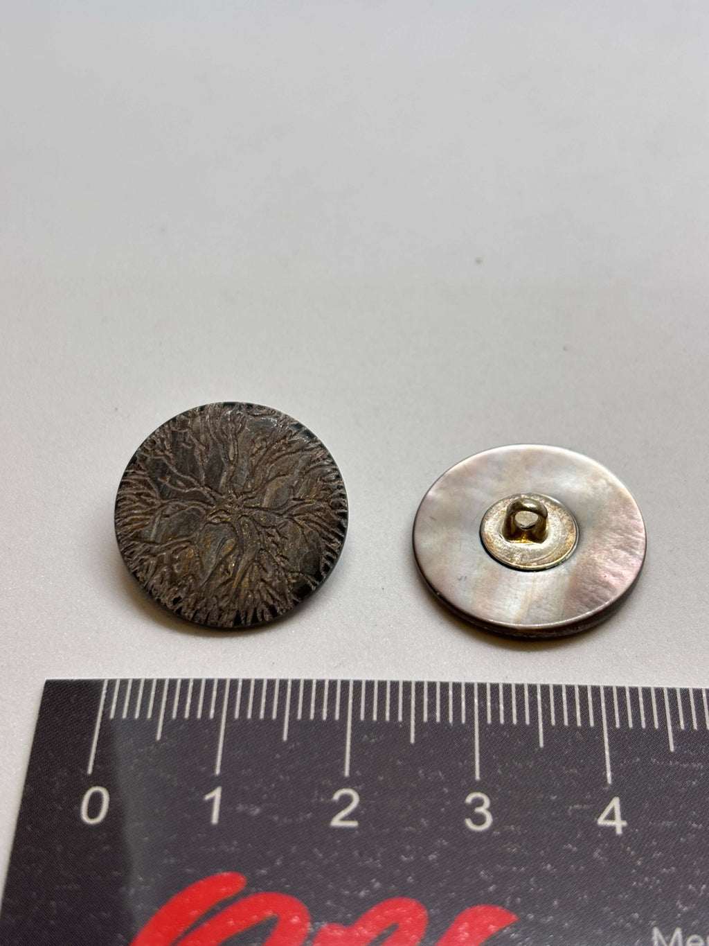 Botón Z668 de vástago en plata antiguo de 20mm con diseño de Árbol de la Vida y textura de corteza detallada. button