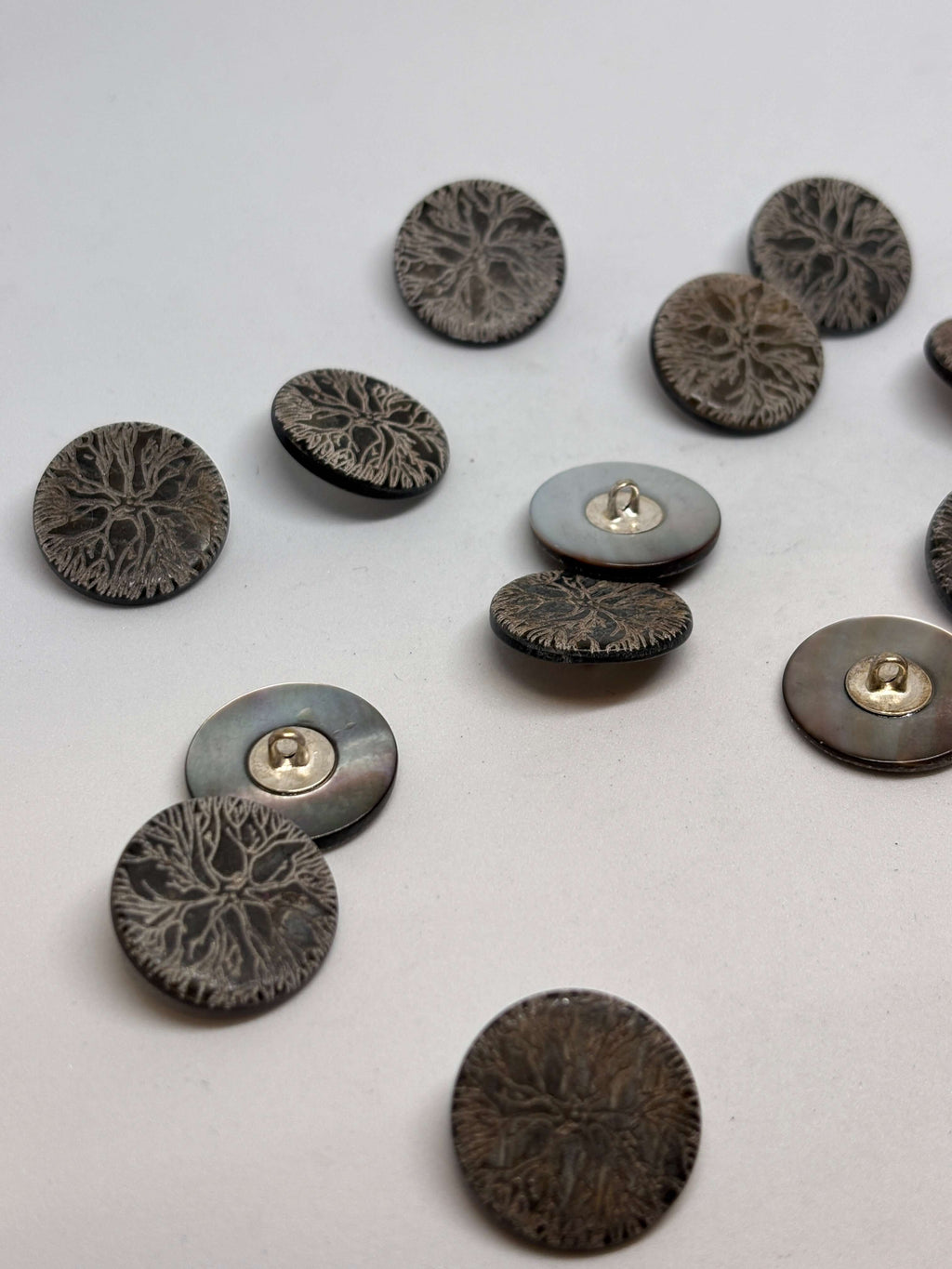 Botón Z668 de vástago en plata antiguo de 20mm con diseño de Árbol de la Vida y textura de corteza detallada. button