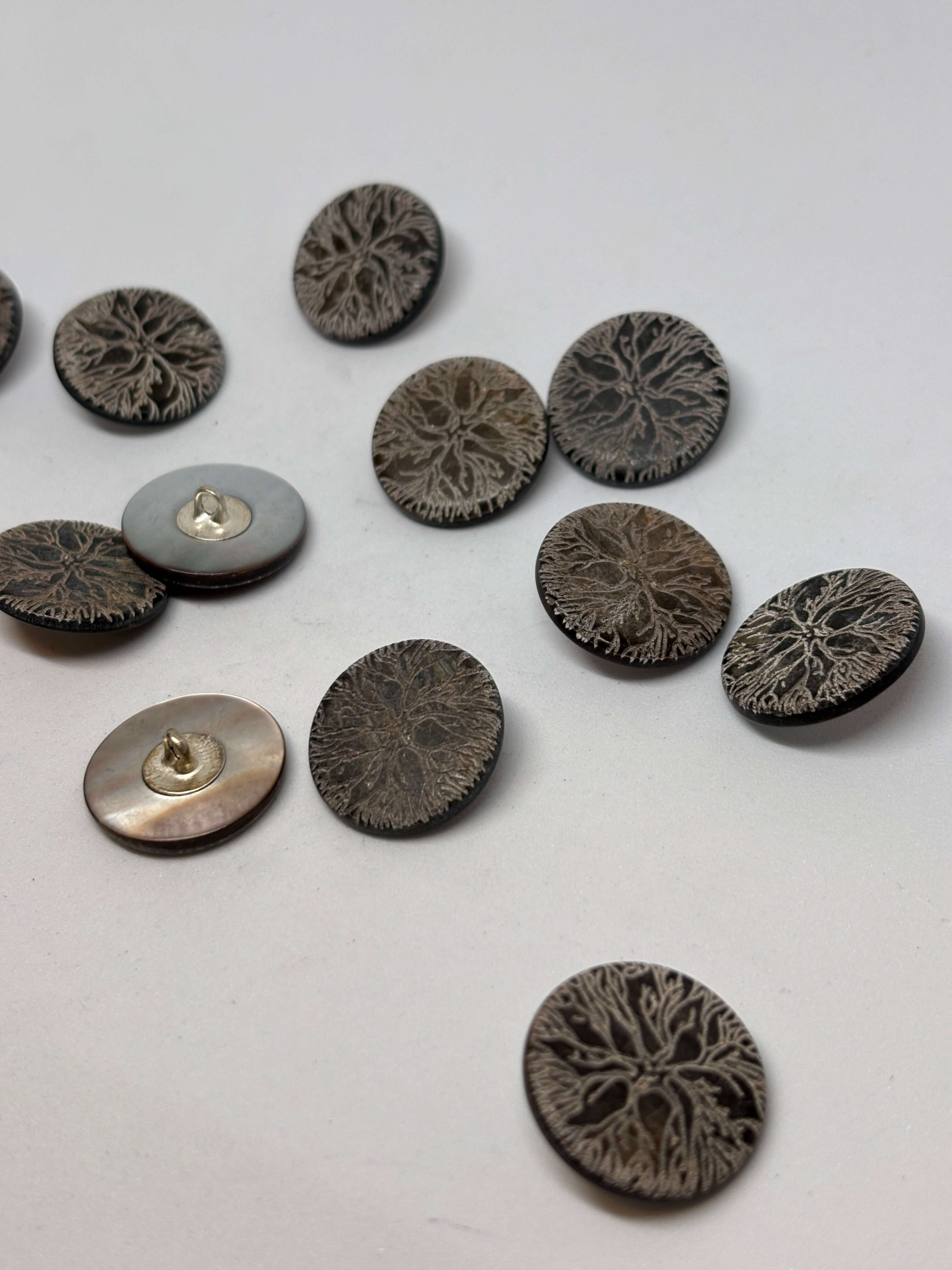 Botón Z668 de vástago en plata antiguo de 20mm con diseño de Árbol de la Vida y textura de corteza detallada. button