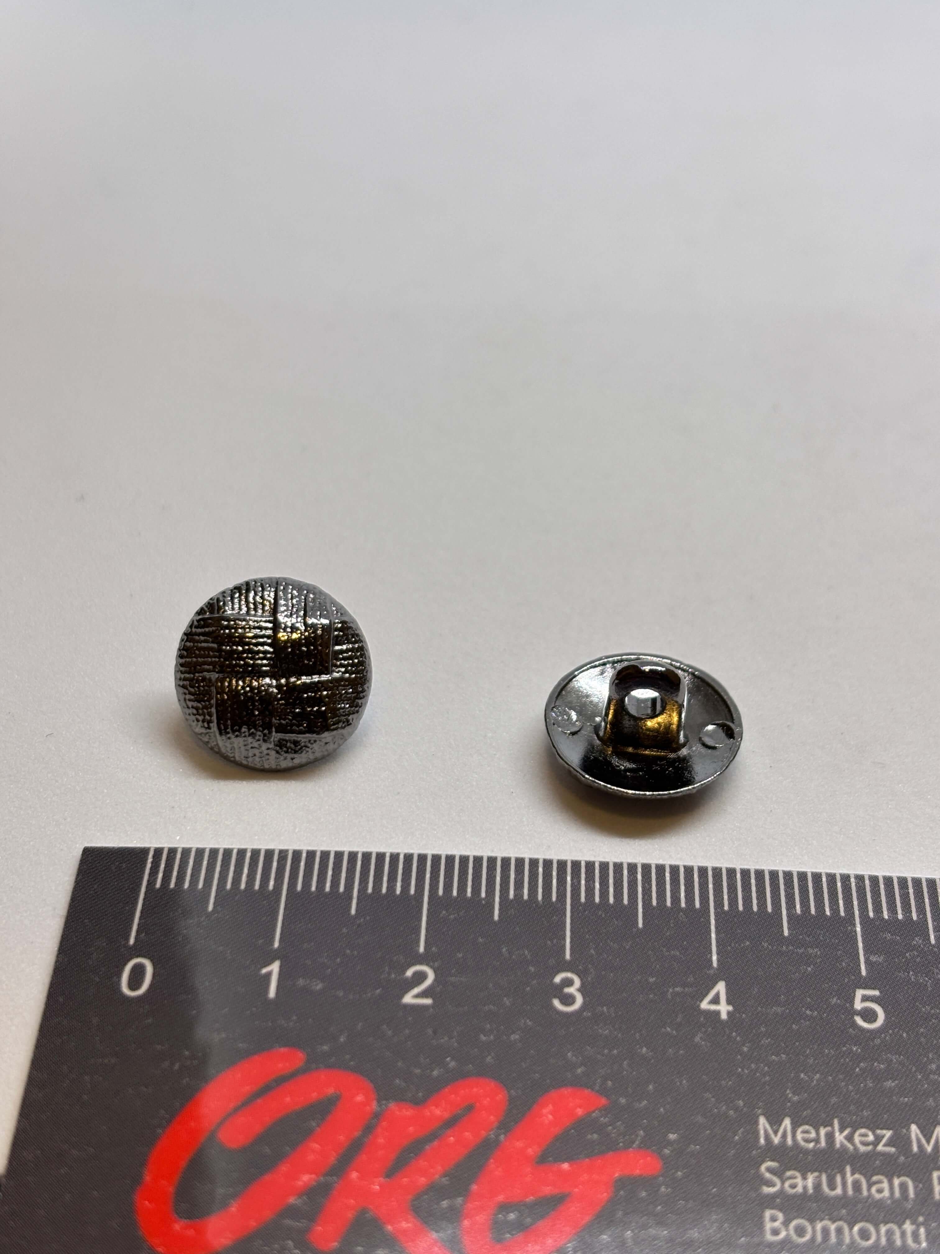 Botón Z687 de vástago gunmetal 15mm con domo texturizado y acabado metálico oscuro antiguo. button