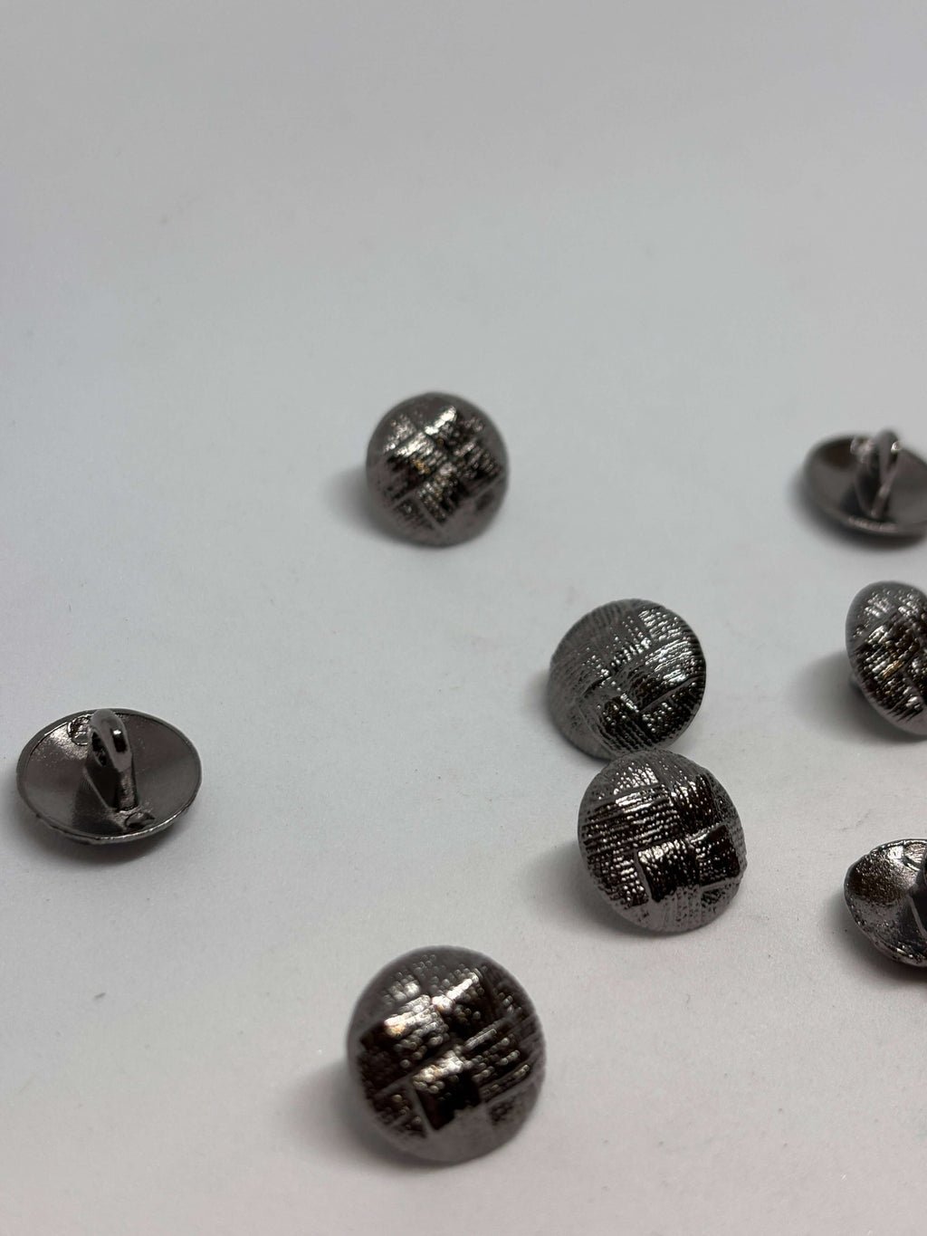 Botón Z687 de vástago gunmetal 15mm con domo texturizado y acabado metálico oscuro antiguo. button