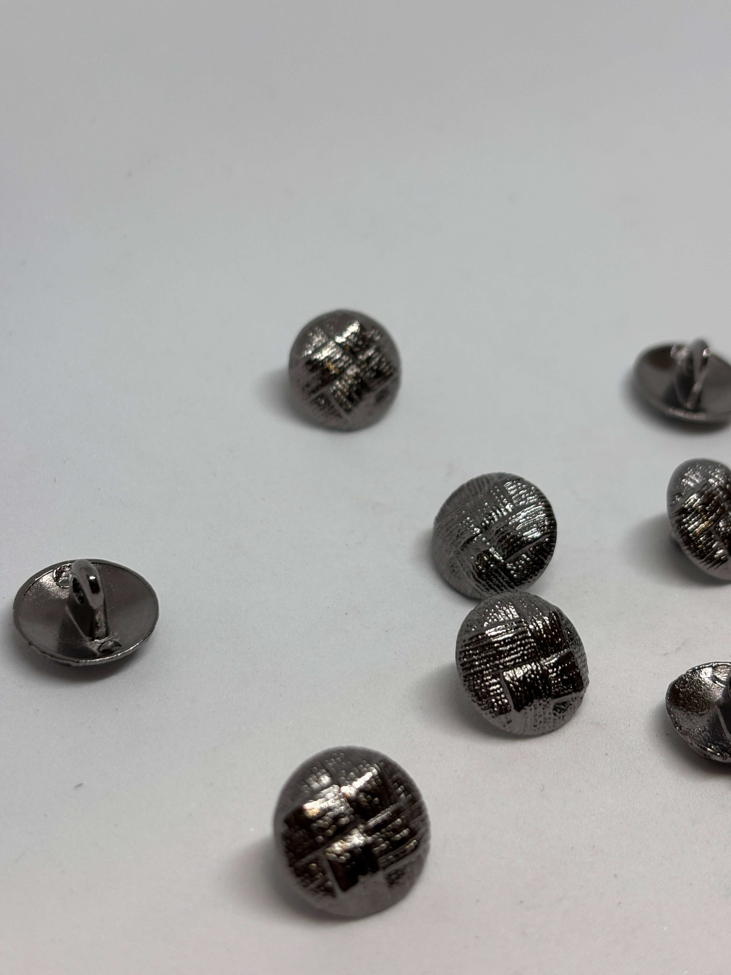 Botón Z687 de vástago gunmetal 15mm con domo texturizado y acabado metálico oscuro antiguo. button