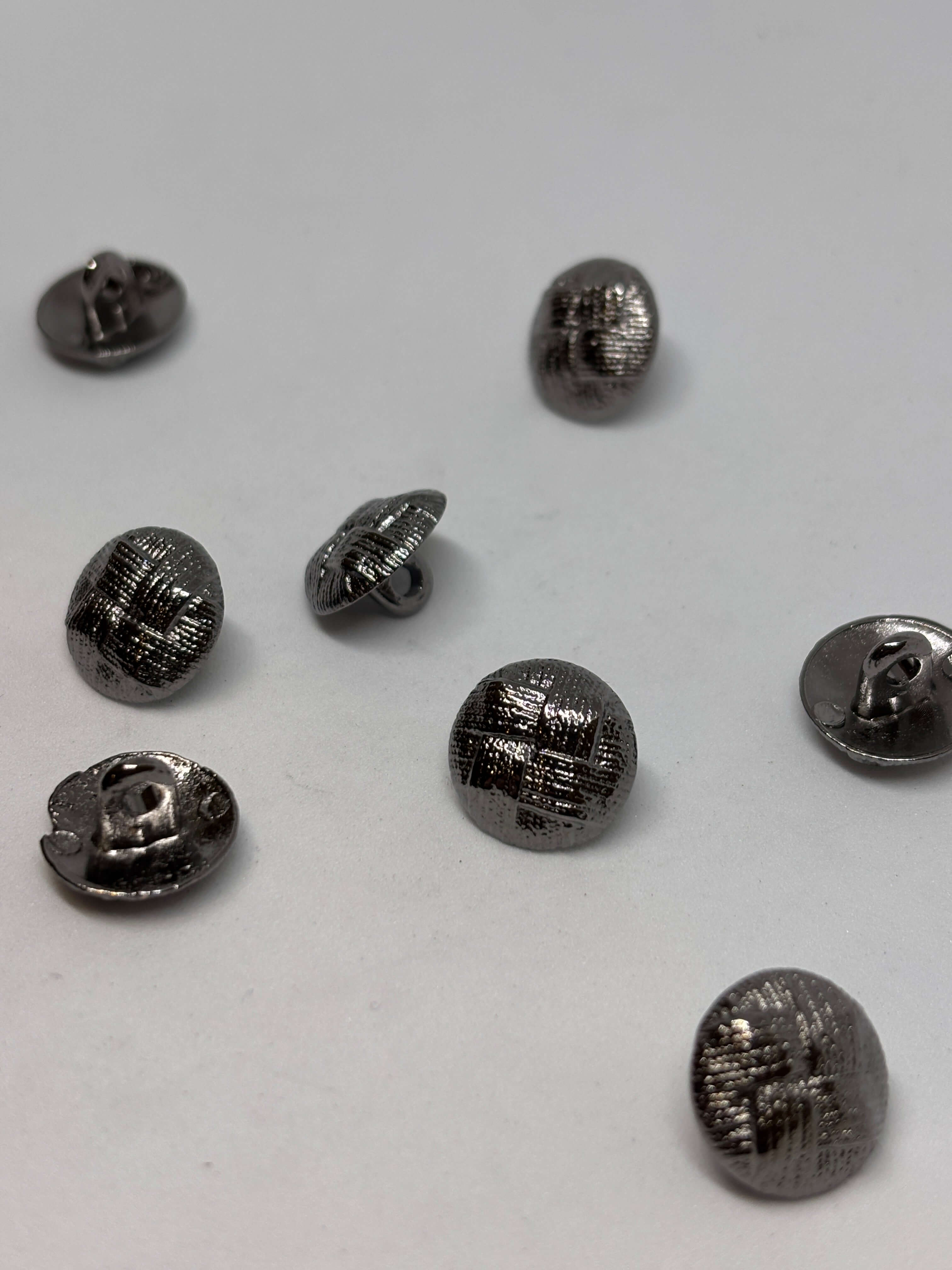 Botón Z687 de vástago gunmetal 15mm con domo texturizado y acabado metálico oscuro antiguo. button