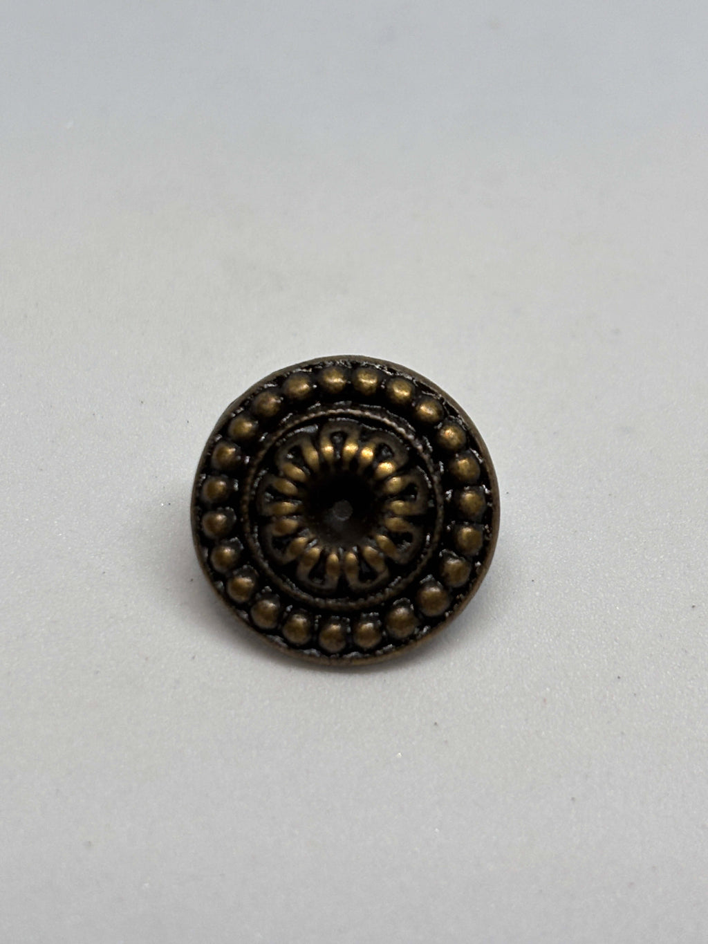 Botón Z778 de vástago en latón antiguo 15mm con diseño de medallón ornado y borde de perlas. button