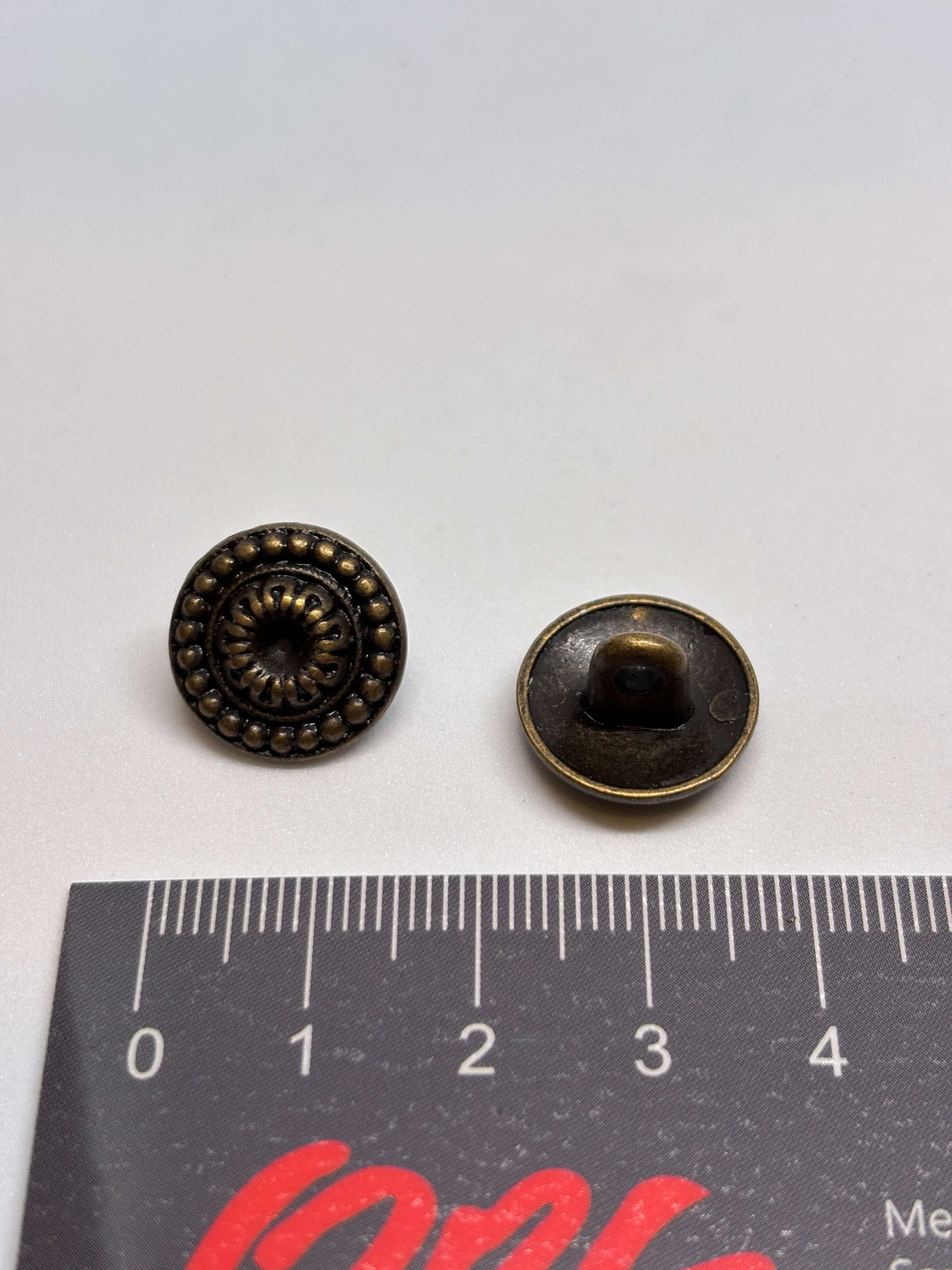 Botón Z778 de vástago en latón antiguo 15mm con diseño de medallón ornado y borde de perlas. button