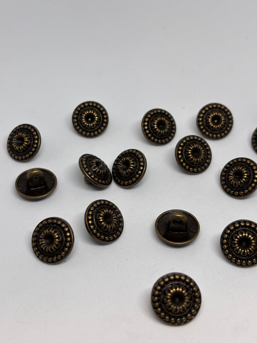 Botón Z778 de vástago en latón antiguo 15mm con diseño de medallón ornado y borde de perlas. button