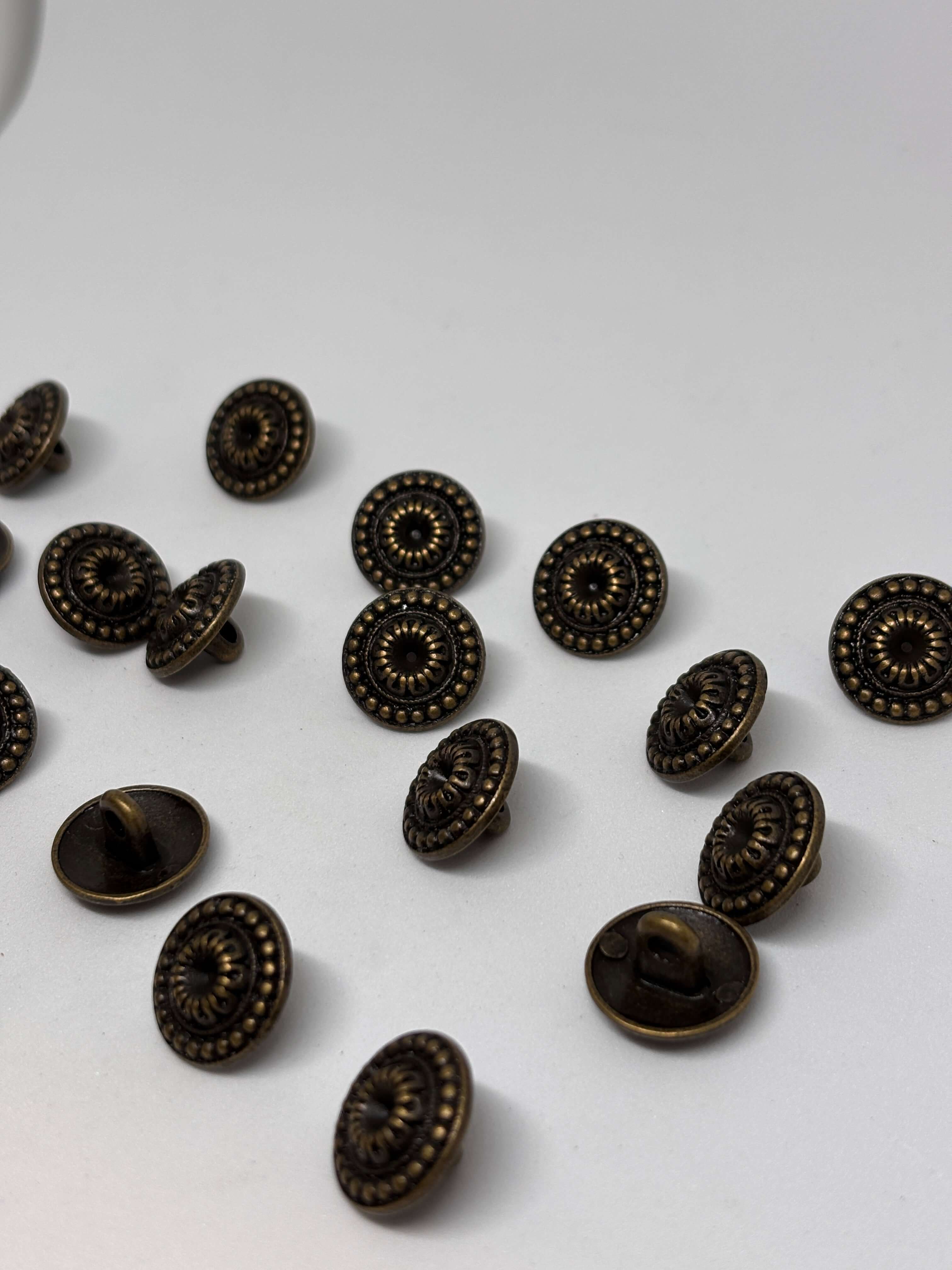 Botón Z778 de vástago en latón antiguo 15mm con diseño de medallón ornado y borde de perlas. button