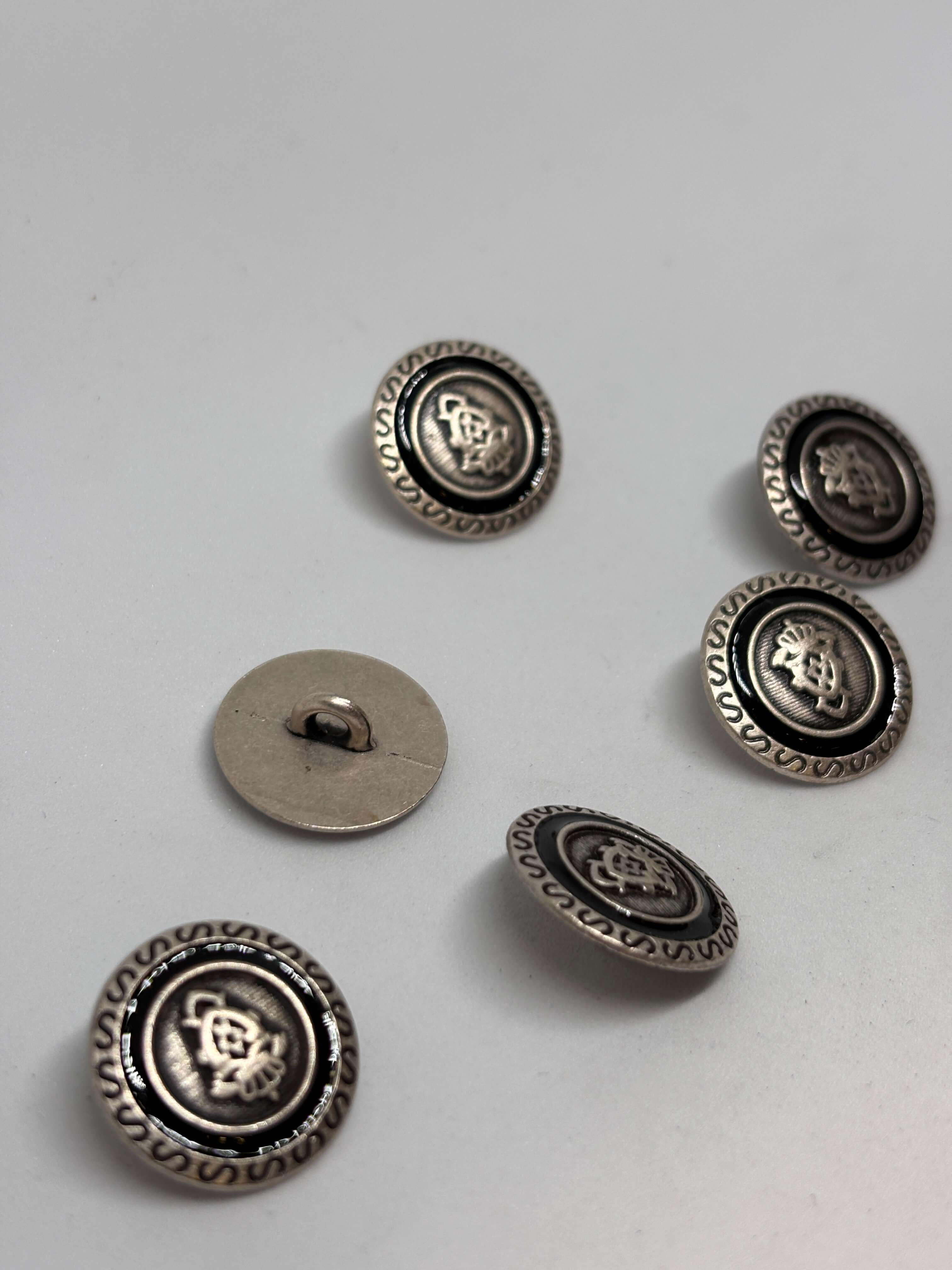 Botón Z881 de vástago oro con esmalte negro cresta, 20mm, elegante y clásico, ideal para prendas medianas. button